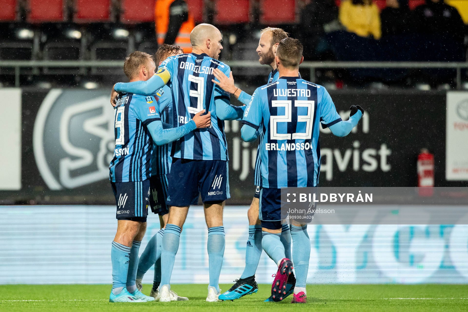 Djurgårdens Nicklas Bärkroth jublar med lagkamrater