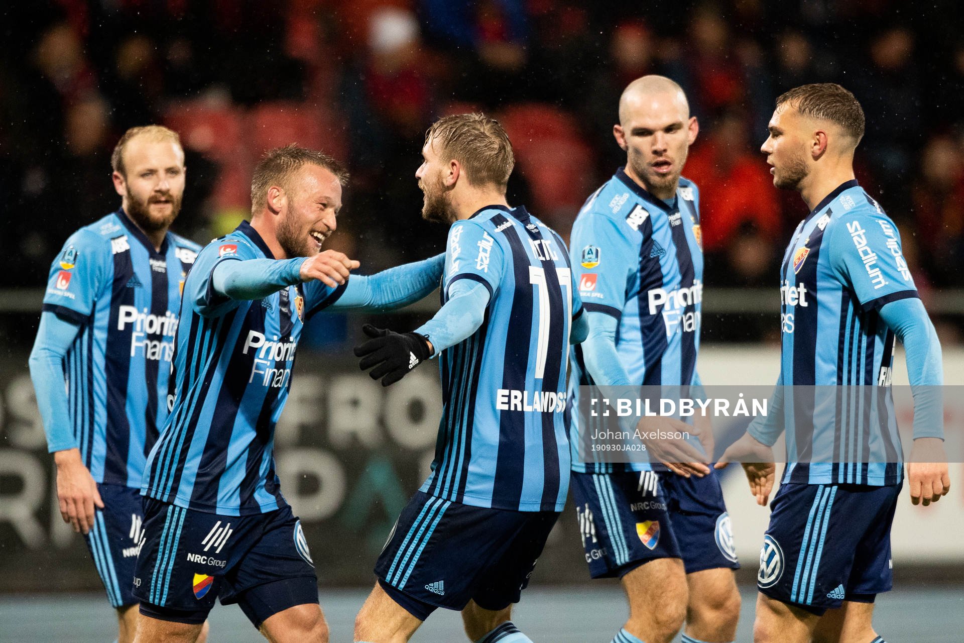 Djurgårdens Nicklas Bärkroth jublar med Jonathan Ring