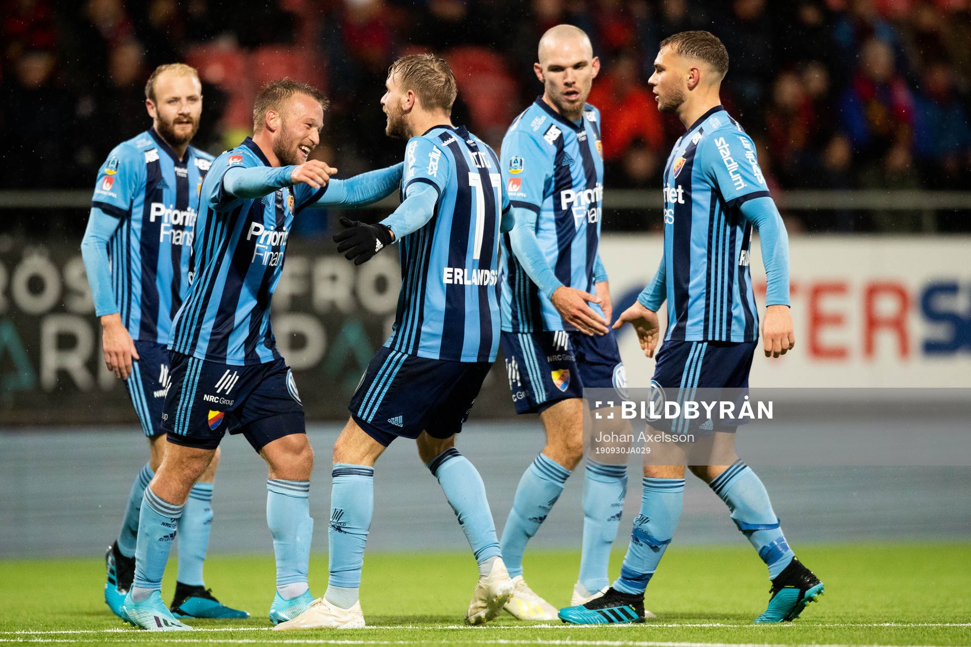 Djurgårdens Nicklas Bärkroth jublar med Jonathan Ring