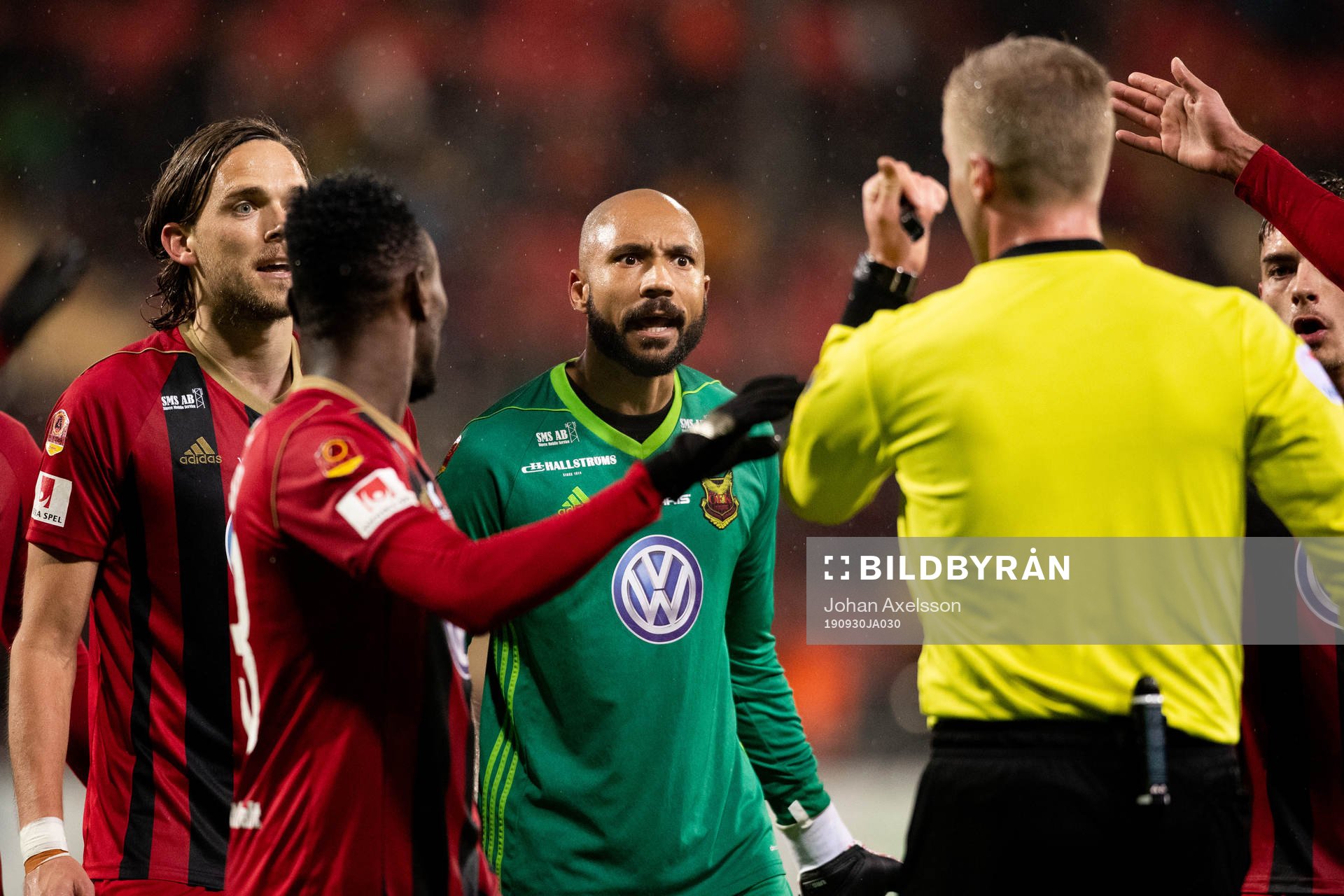 Östersunds målvakt Aly Keita reagerar mot huvuddomare