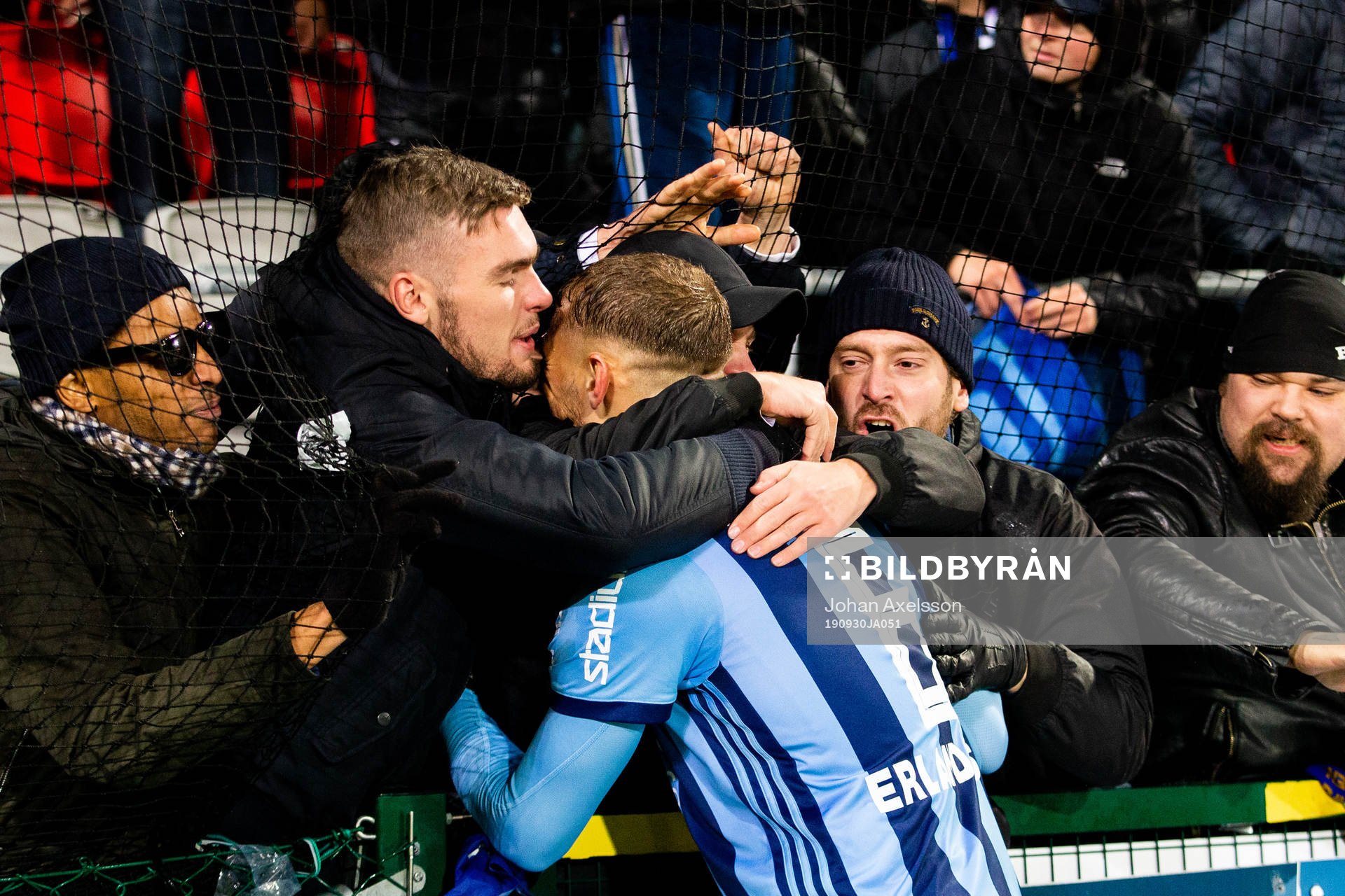 Djurgårdens Jesper Karlström jublar med supportrar