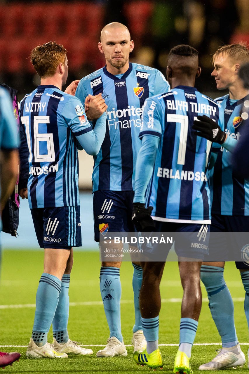 Djurgårdens Marcus Danielson klappas om av Aslak Witry och