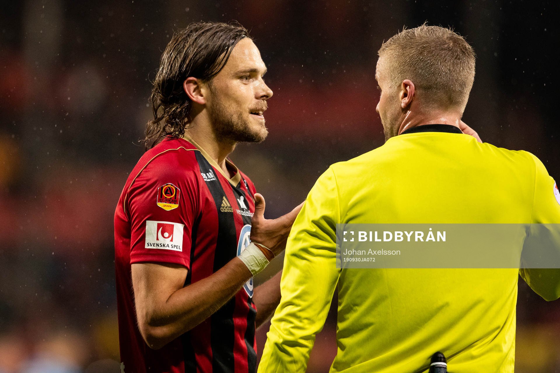 Östersunds Tom Pettersson i samtal med huvuddomare Glenn