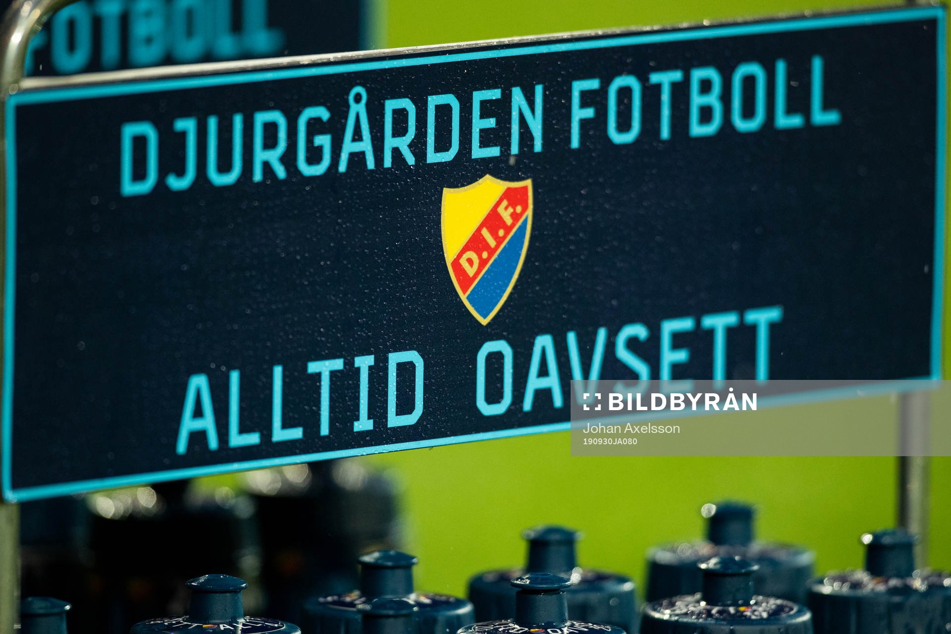 En skylt med Djurgårdens klubbmärke under fotbollsmatchen i Allsvenskan mellan Östersund och Djurgården den 30 september 2019 i Östersund.