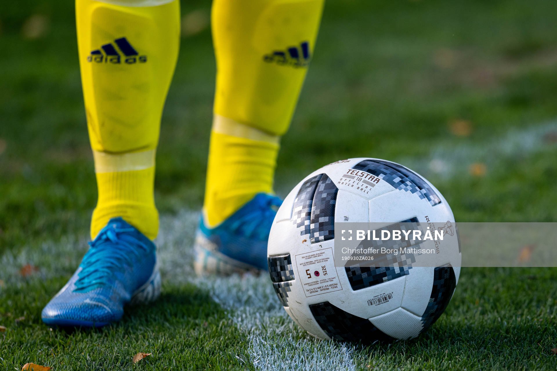 En spelare står med en fotboll för att slå en hörna under fotbollsmatchen i EM-kvalet för Pojkar 17 mellan Sverige och Färöarna den 30 september 2019 i Helsingborg.