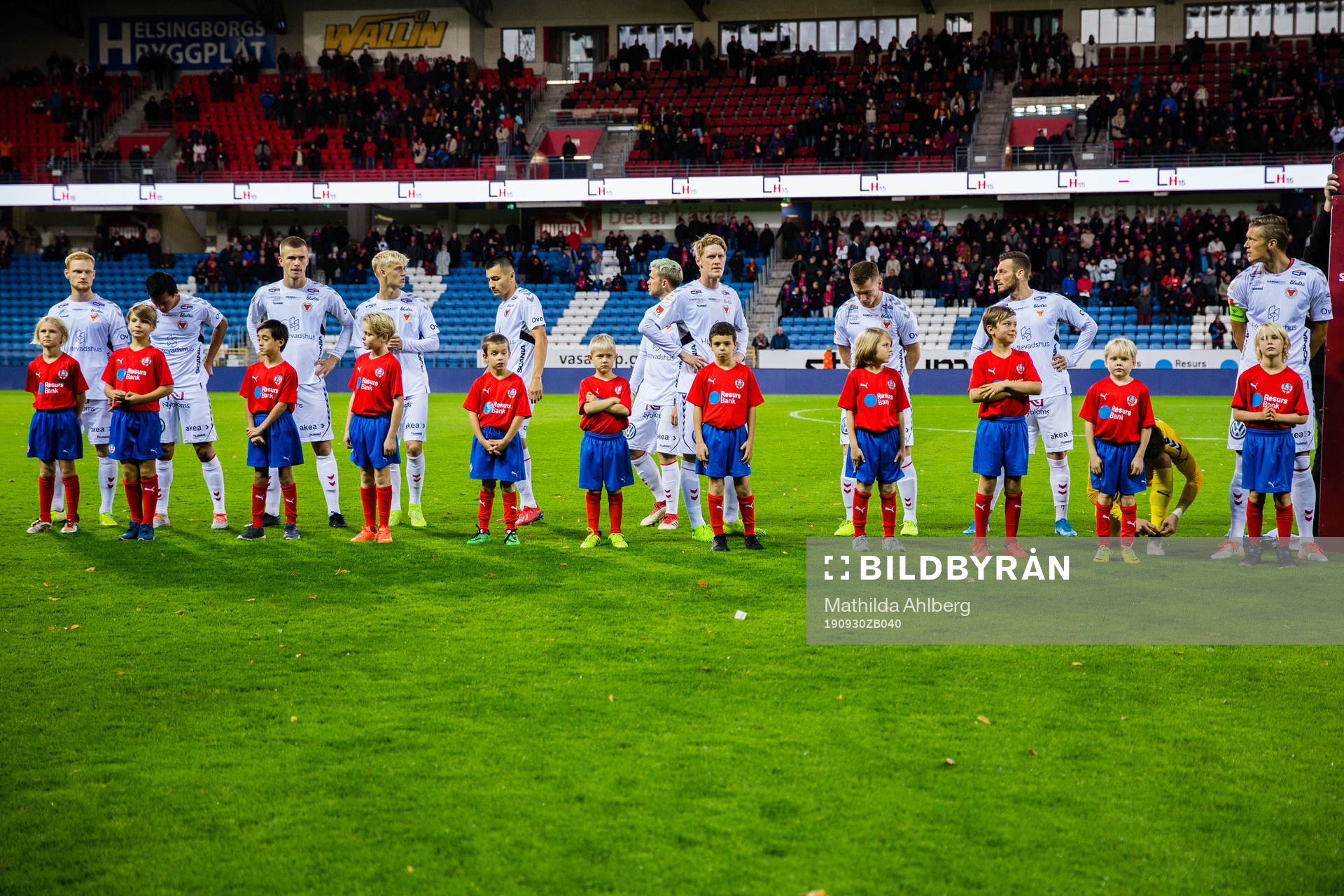  Spelare från Kalmar uppställda med maskotar inför fotbollsmatchen i Allsvenskan mellan Helsingborg och Kalmar den 30 september 2019 i Helsingborg. 
