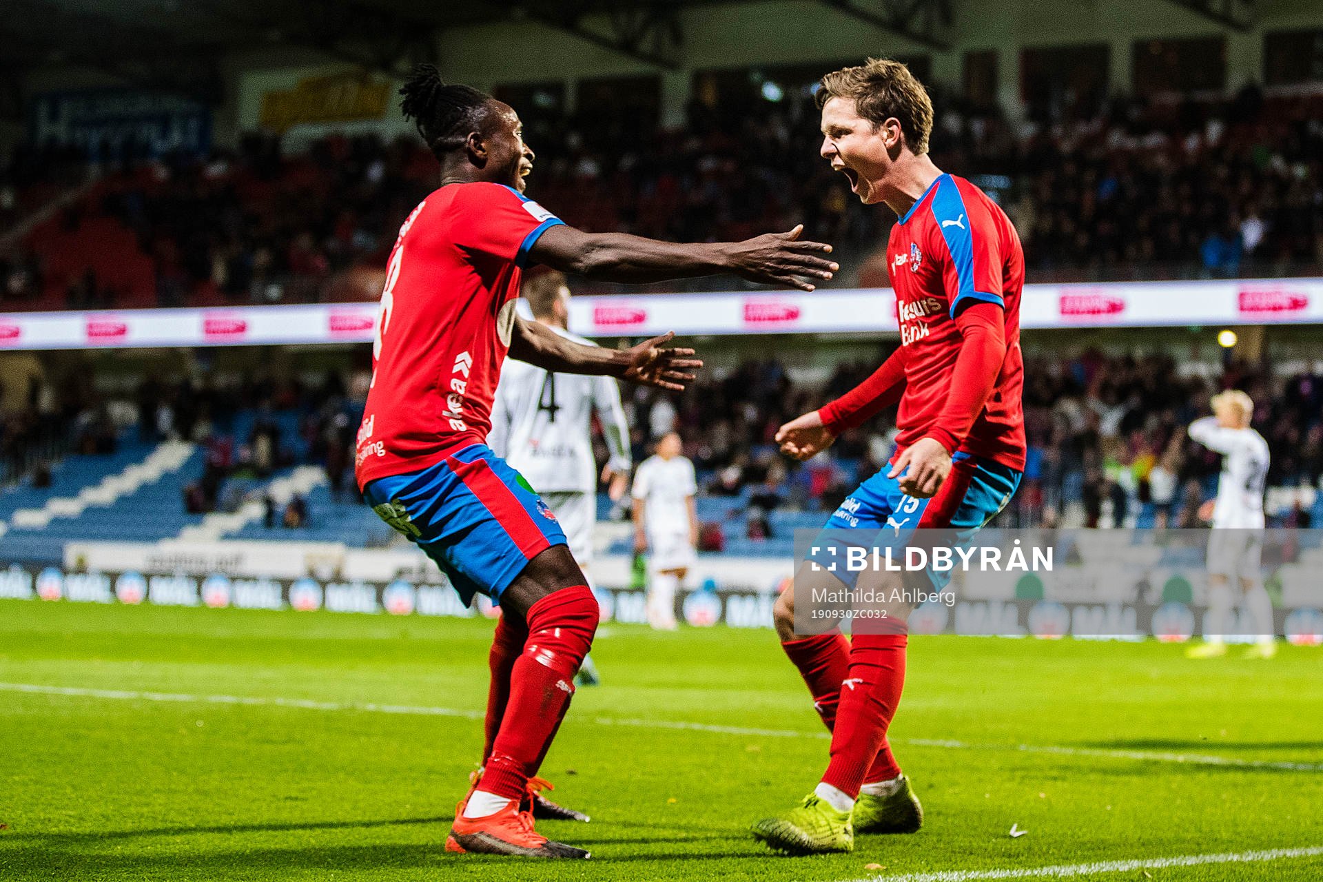  Helsingborgs Mamudu Moro och Max Svensson jublar efter 1-0 under fotbollsmatchen i Allsvenskan mellan Helsingborg och Kalmar den 30 september 2019 i Helsingborg. 