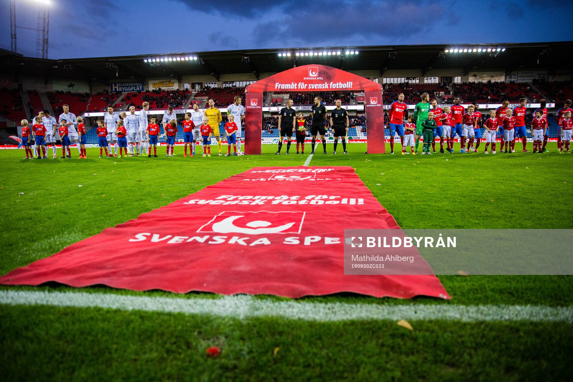  Spelare från Kalmar och Helsingborg uppställda inför fotbollsmatchen i Allsvenskan mellan Helsingborg och Kalmar den 30 september 2019 i Helsingborg. 