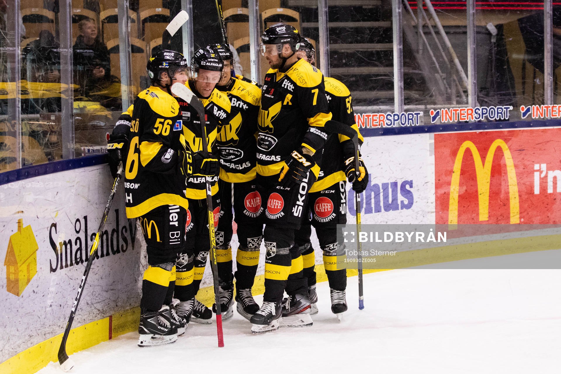 Västerås Fredrik Johansson jublar med lagkamrater