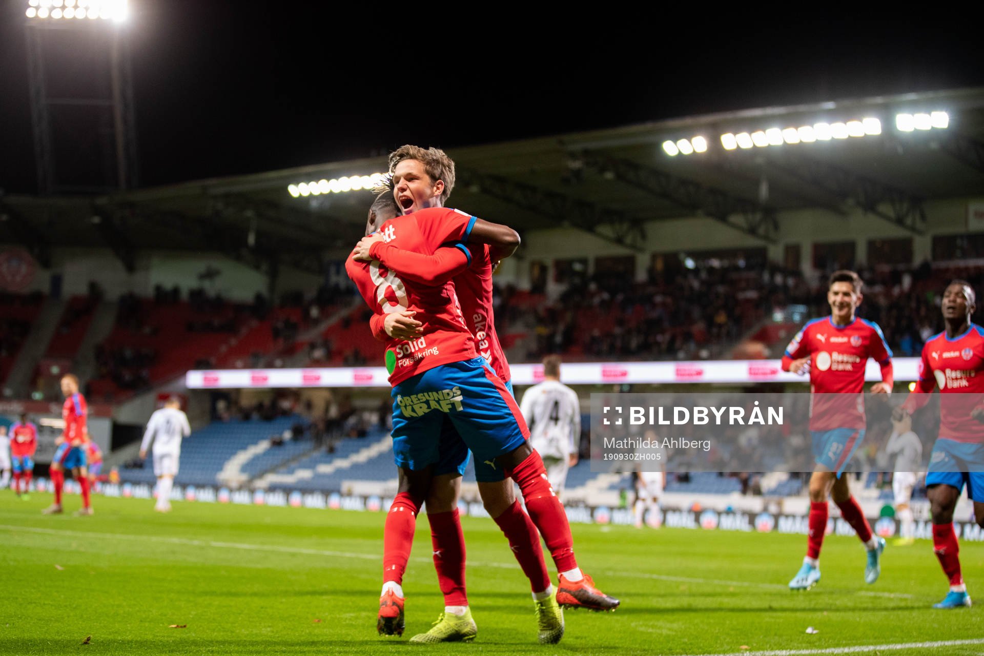 Helsingborgs Max Svensson jublar med Mamudu Moro
