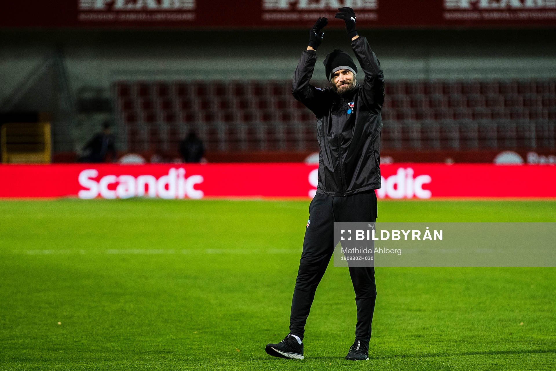 Helsingborgs tränare Olof Mellberg jublar