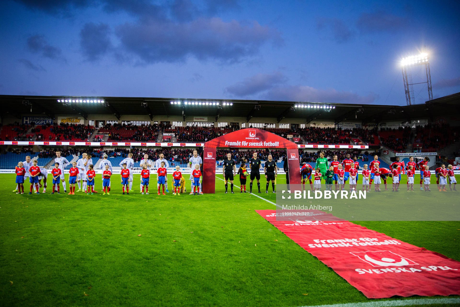  Spelare från Kalmar och Helsingborg uppställda med maskotar inför fotbollsmatchen i Allsvenskan mellan Helsingborg och Kalmar den 30 september 2019 i Helsingborg. 