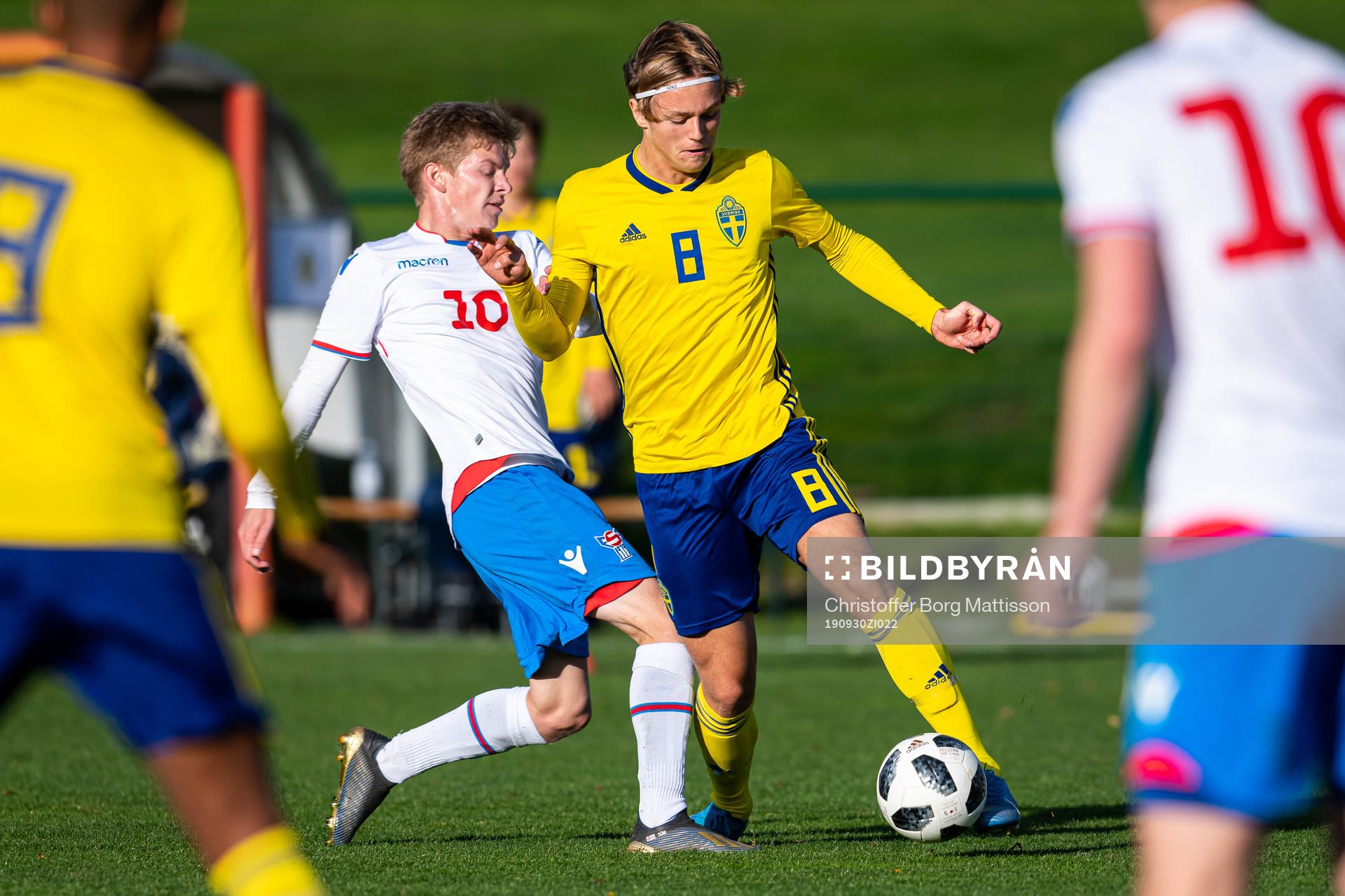 Sveriges Ludvig Nåvik i kamp med Färöarnas Suni Hansen under fotbollsmatchen i EM-kvalet för Pojkar 17 mellan Sverige och Färöarna den 30 september 2019 i Helsingborg.