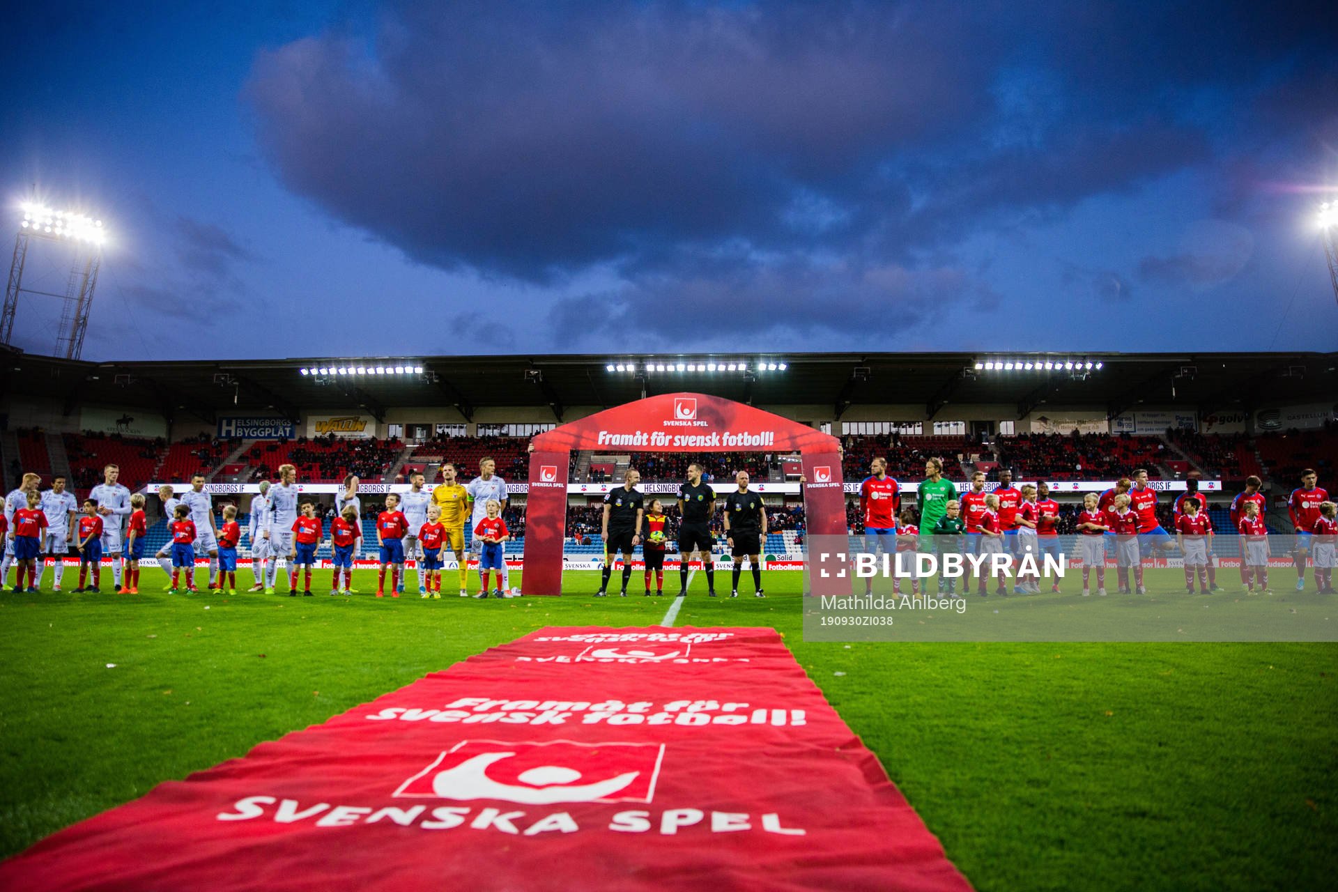  Spelare från Kalmar och Helsingborg uppställda inför fotbollsmatchen i Allsvenskan mellan Helsingborg och Kalmar den 30 september 2019 i Helsingborg. 
