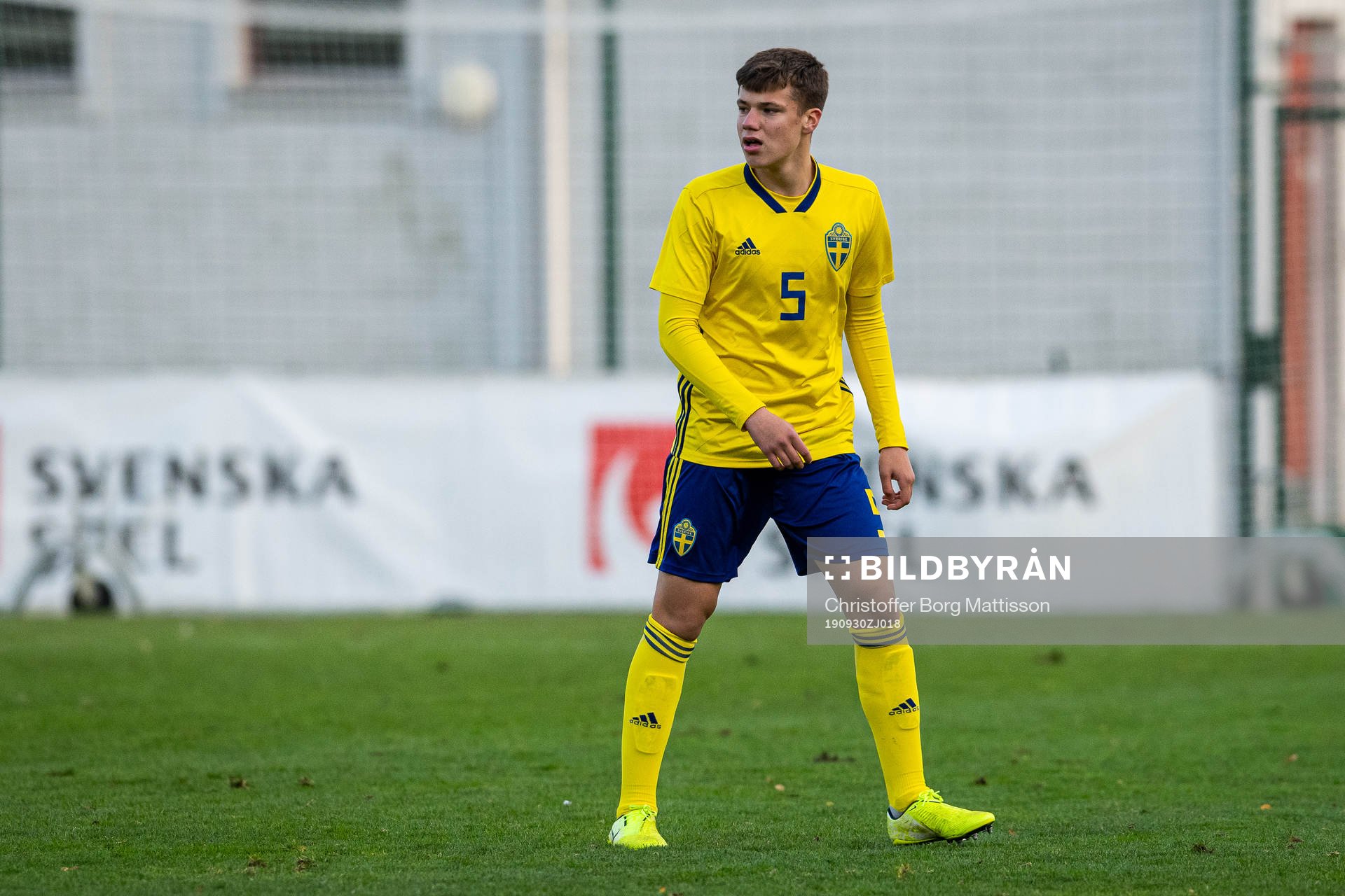 Sveriges August Karlin under fotbollsmatchen i EM-kvalet för Pojkar 17 mellan Sverige och Färöarna den 30 september 2019 i Helsingborg.