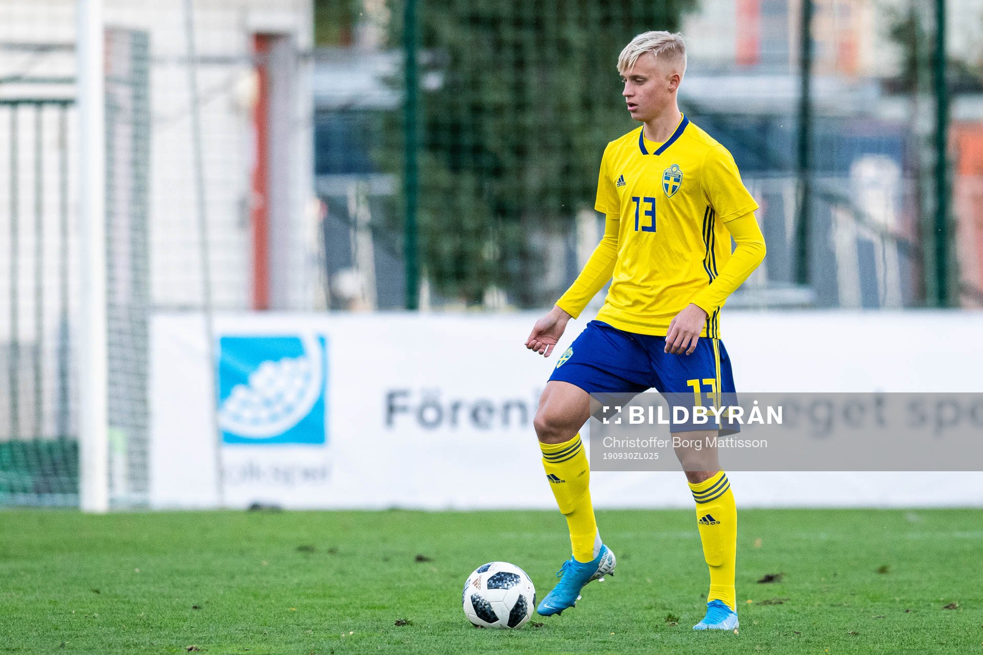 Sveriges Ludvig Nicklasson under fotbollsmatchen i EM-kvalet för Pojkar 17 mellan Sverige och Färöarna den 30 september 2019 i Helsingborg.