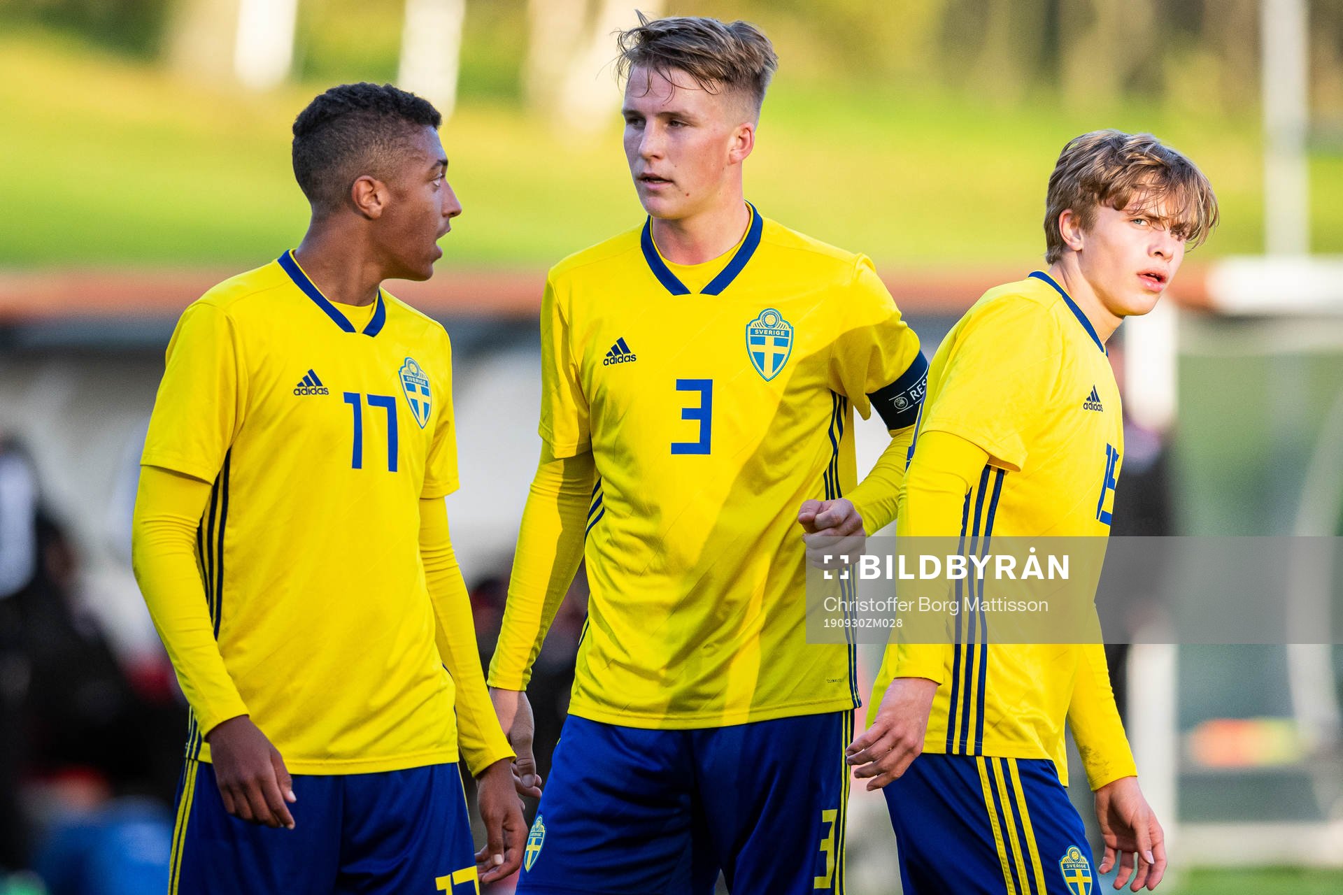 Sveriges Nuha Jatta, Casper Widell och Samuel Dahl under fotbollsmatchen i EM-kvalet för Pojkar 17 mellan Sverige och Färöarna den 30 september 2019 i Helsingborg.