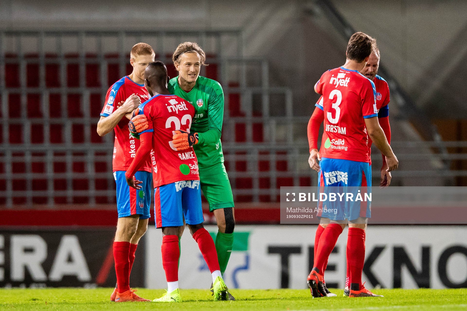 Helsingborgs Ibrahim Bance jublar med Markus Holgersson och