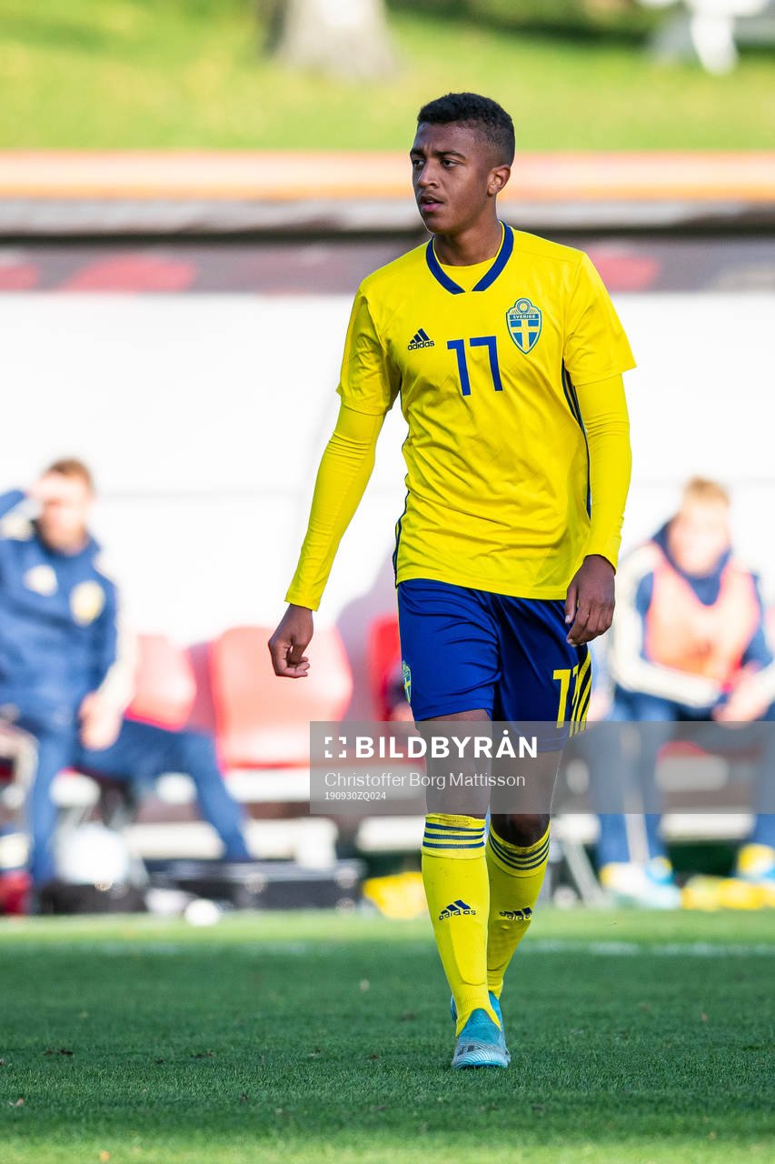 Sveriges Nuha Jatta under fotbollsmatchen i EM-kvalet för Pojkar 17 mellan Sverige och Färöarna den 30 september 2019 i Helsingborg.