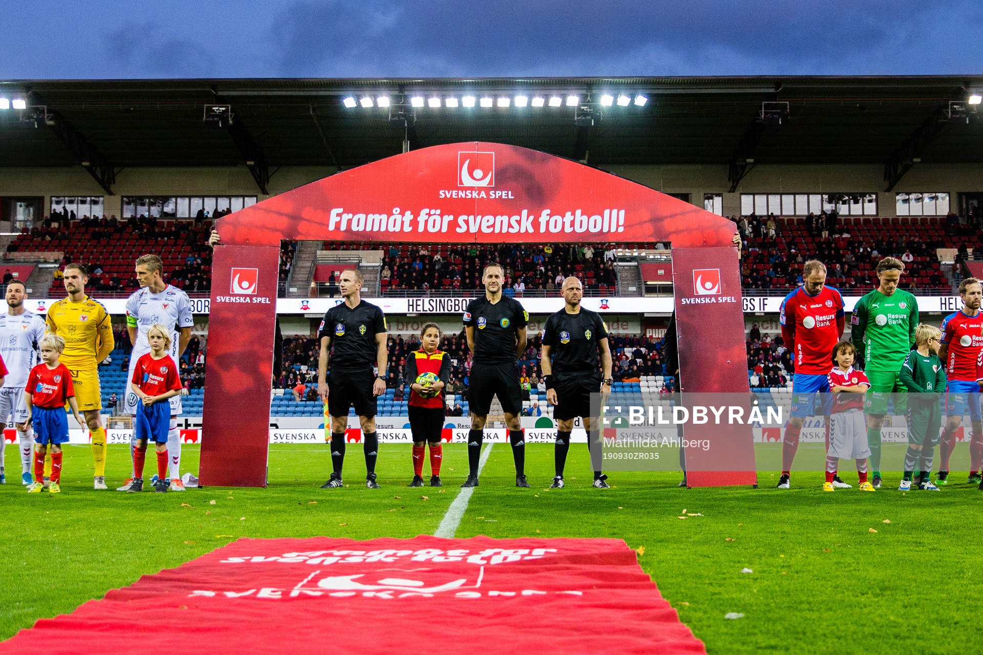 Domare Victor Wolf med domarkollegor uppställda