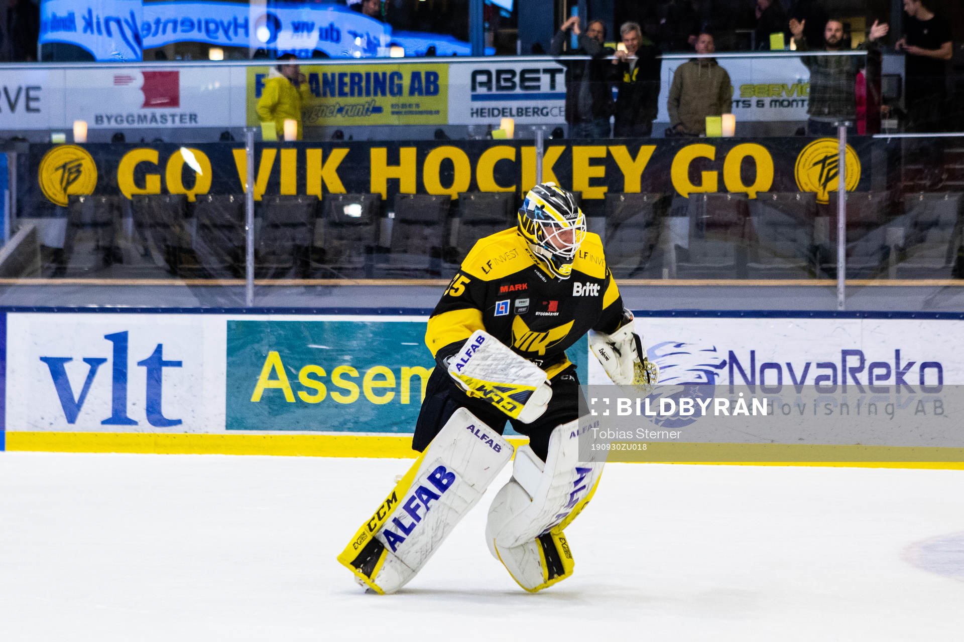 Västerås målvakt Emil Kruse jublar