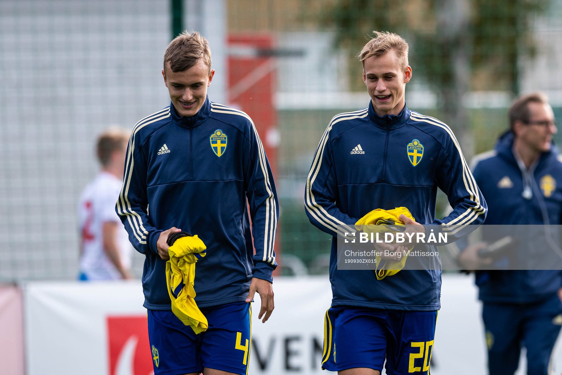 Sveriges Jesper Tolinsson och Oscar Vilhelmsson inför fotbollsmatchen i EM-kvalet för Pojkar 17 mellan Sverige och Färöarna den 30 september 2019 i Helsingborg.