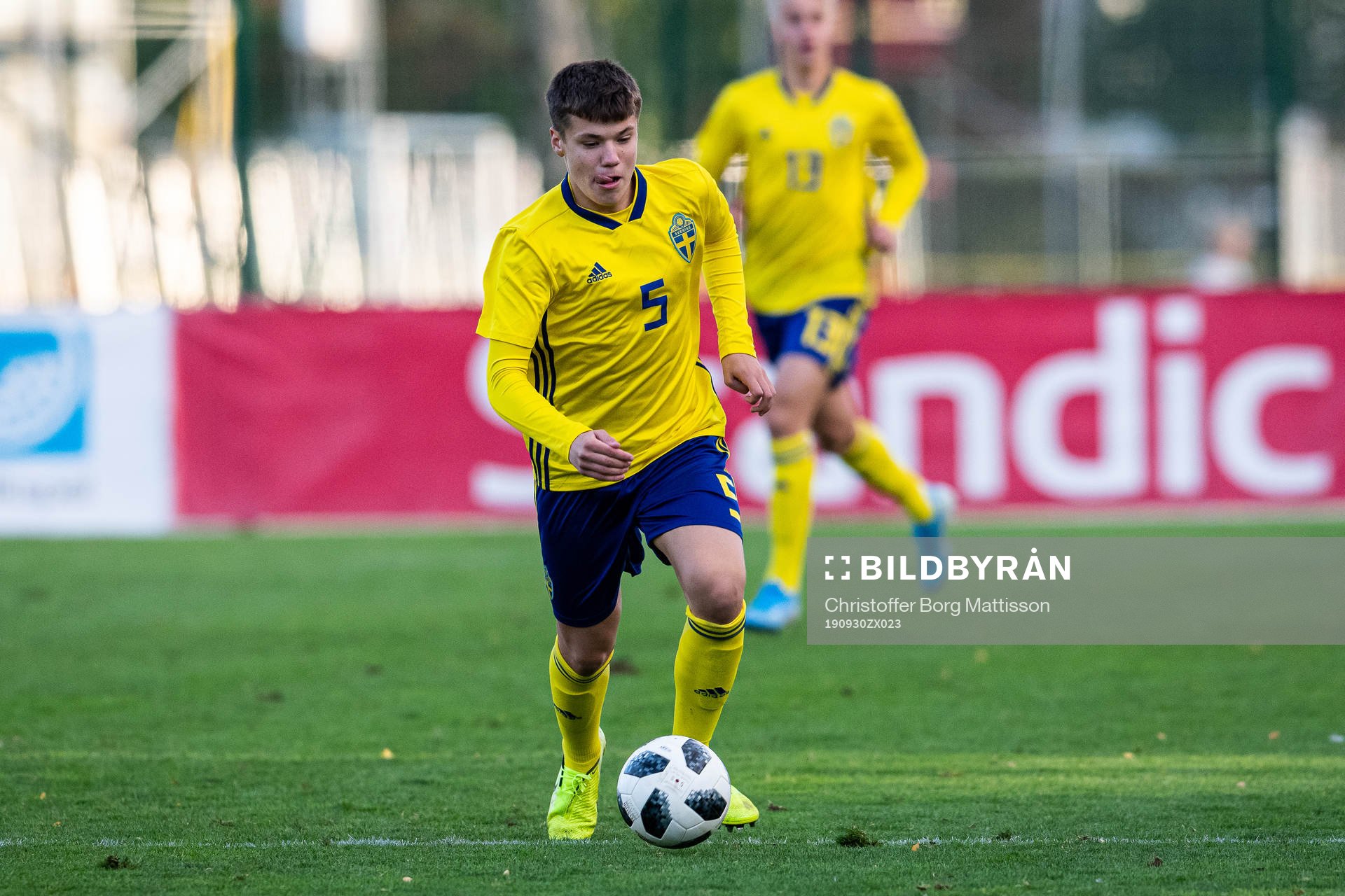 Sveriges August Karlin under fotbollsmatchen i EM-kvalet för Pojkar 17 mellan Sverige och Färöarna den 30 september 2019 i Helsingborg.