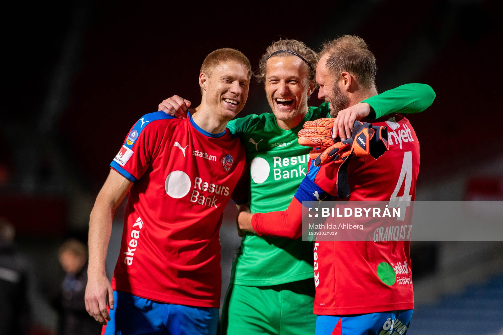 Helsingborgs Markus Holgersson, målvakt Anders Lindegaard