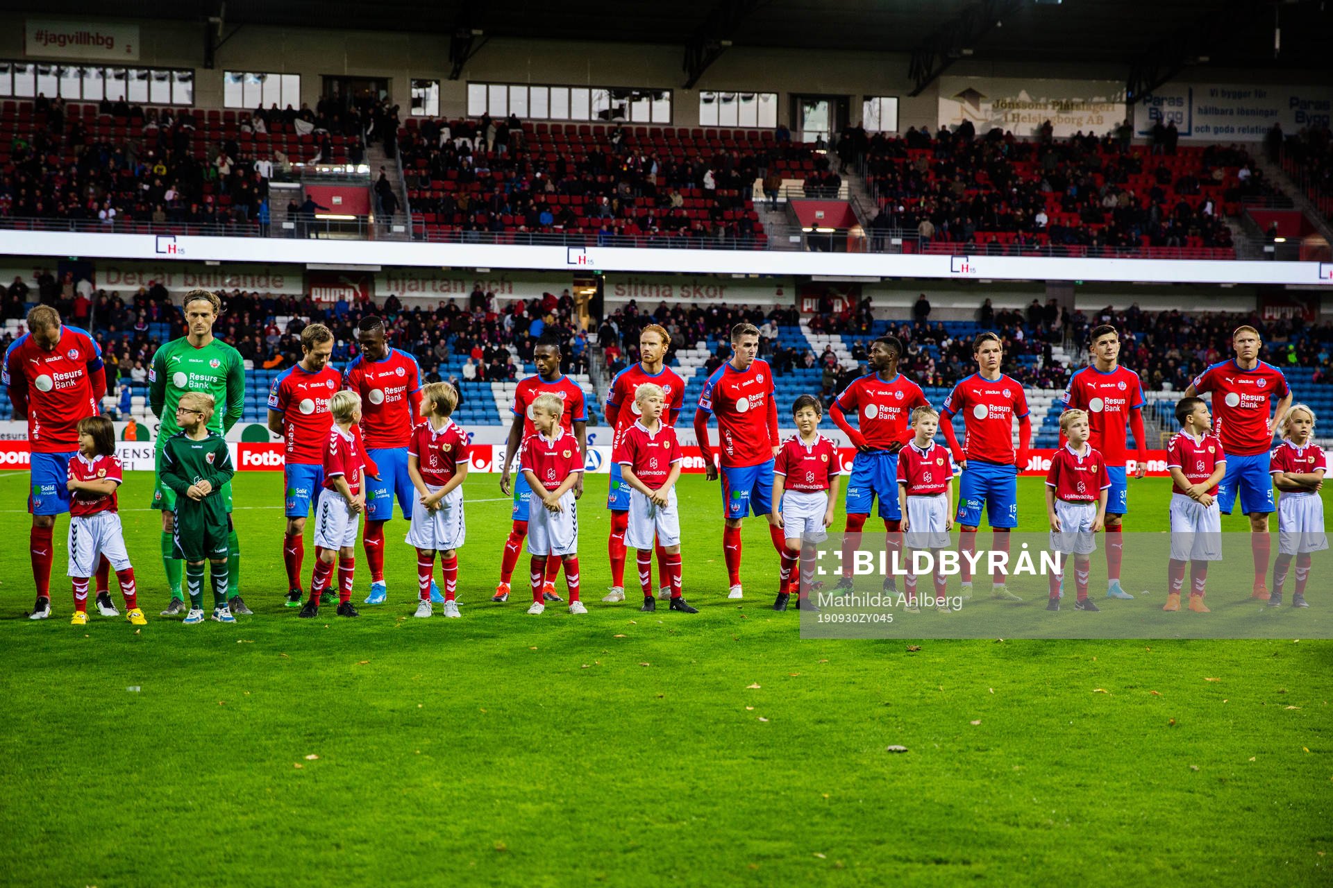 Spelare från Helsingborg uppställda med maskotar inför fotbollsmatchen i Allsvenskan mellan Helsingborg och Kalmar den 30 september 2019 i Helsingborg.