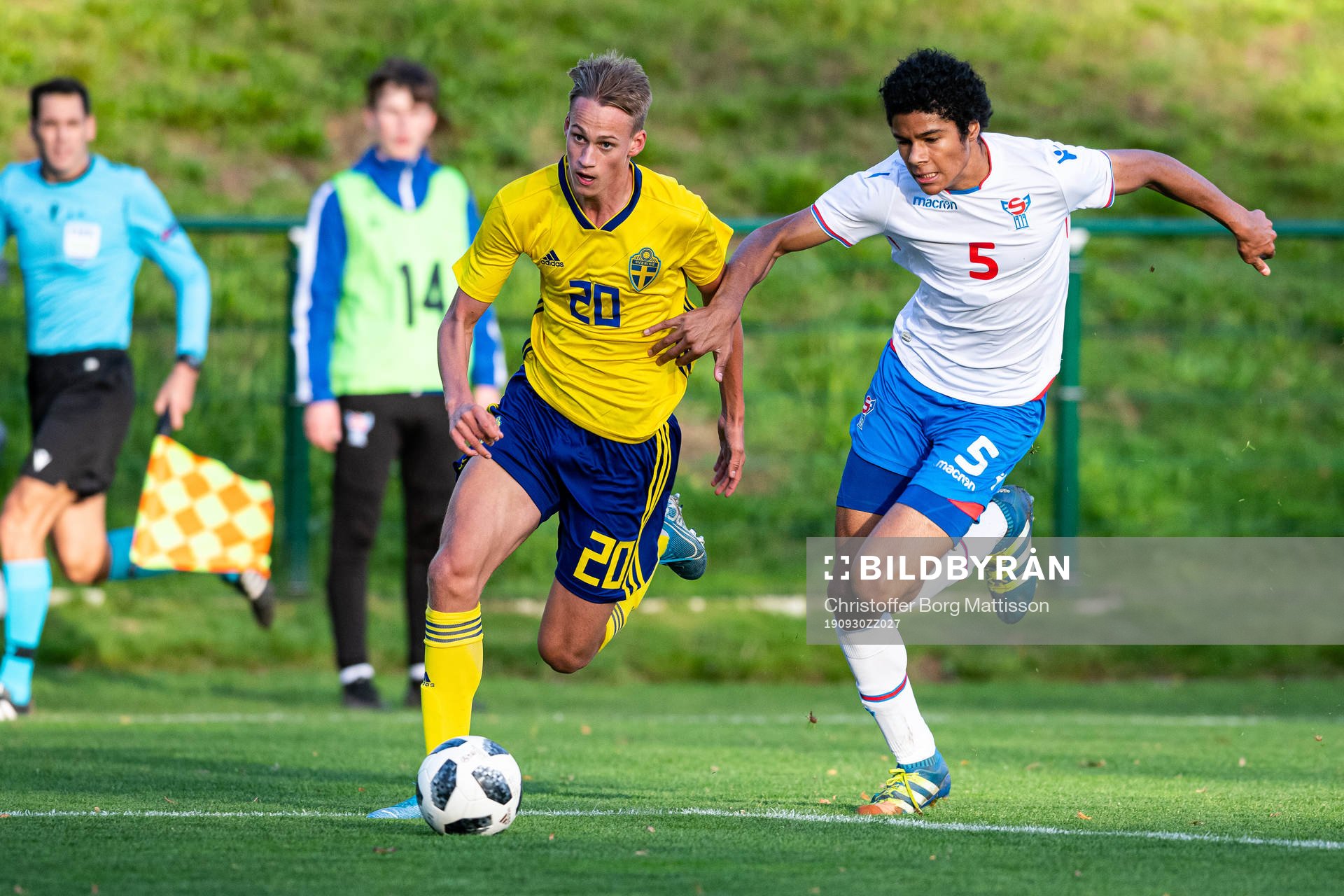 Sveriges Oscar Vilhelmsson och Färöarnas Samuel Johansen