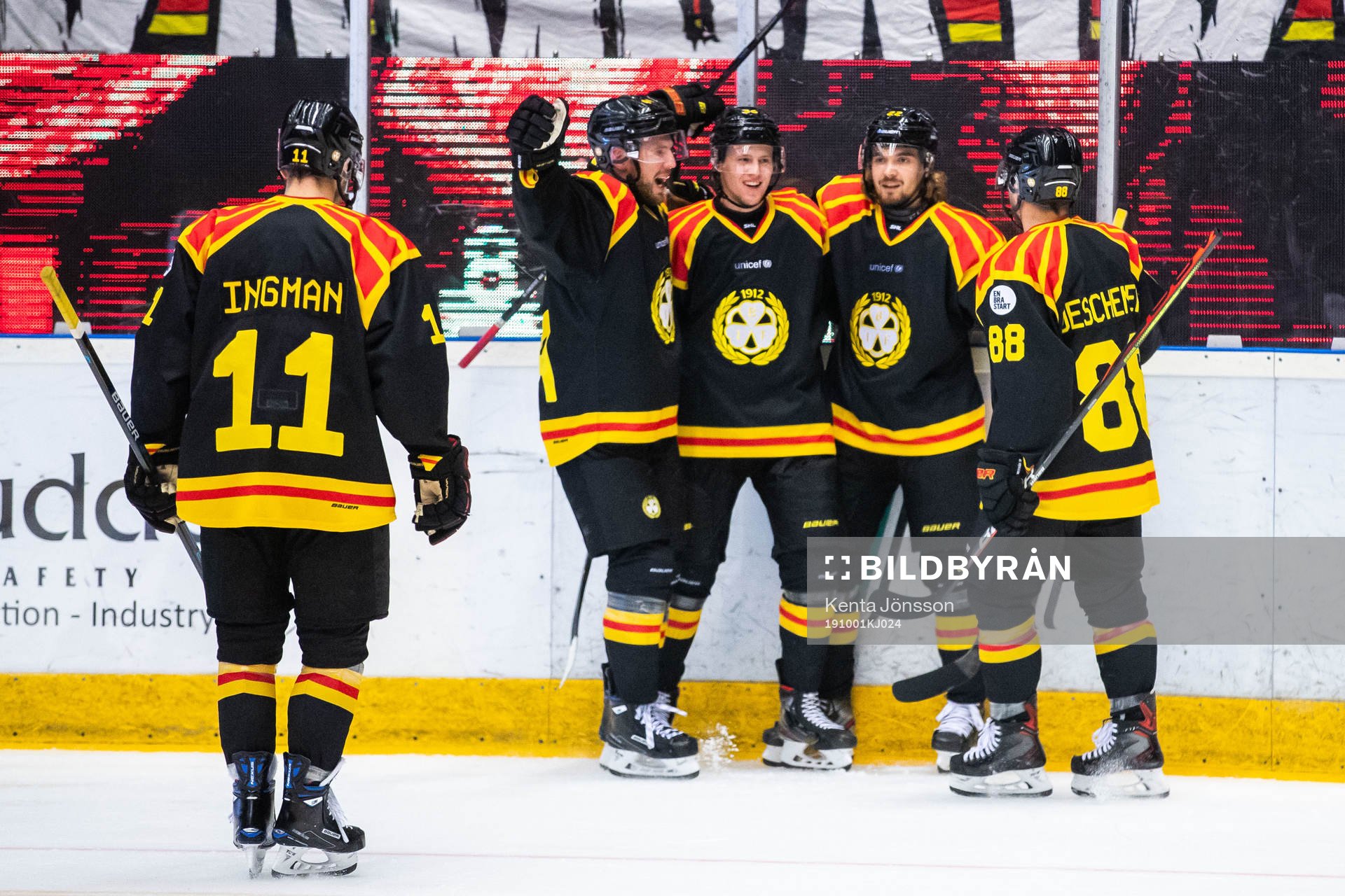 Brynäs Adam Brodecki jublar med lagkamrater