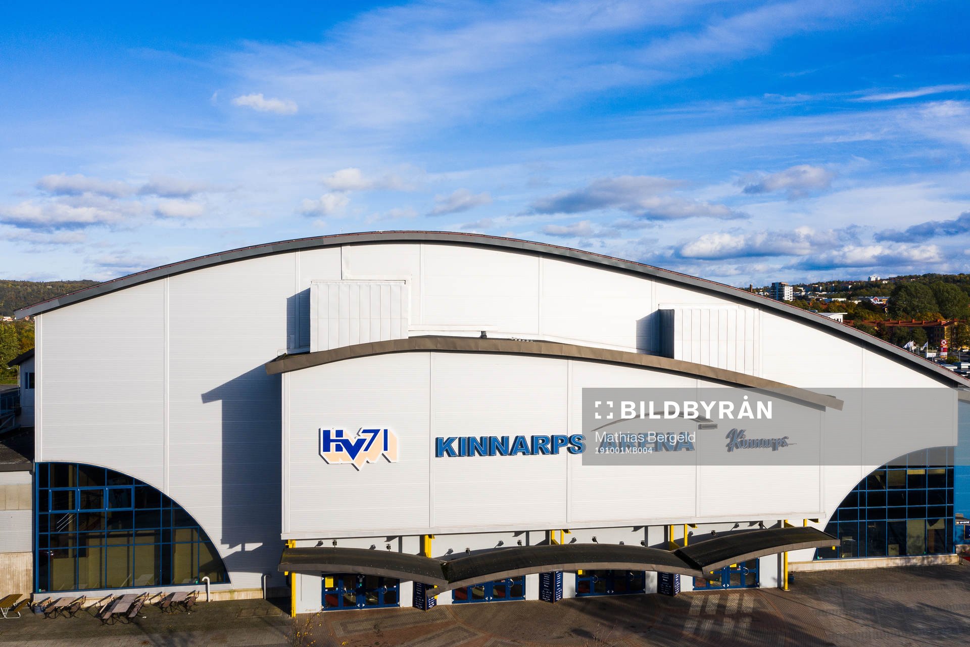 Drönarvy över entrén till Kinnarps Arena