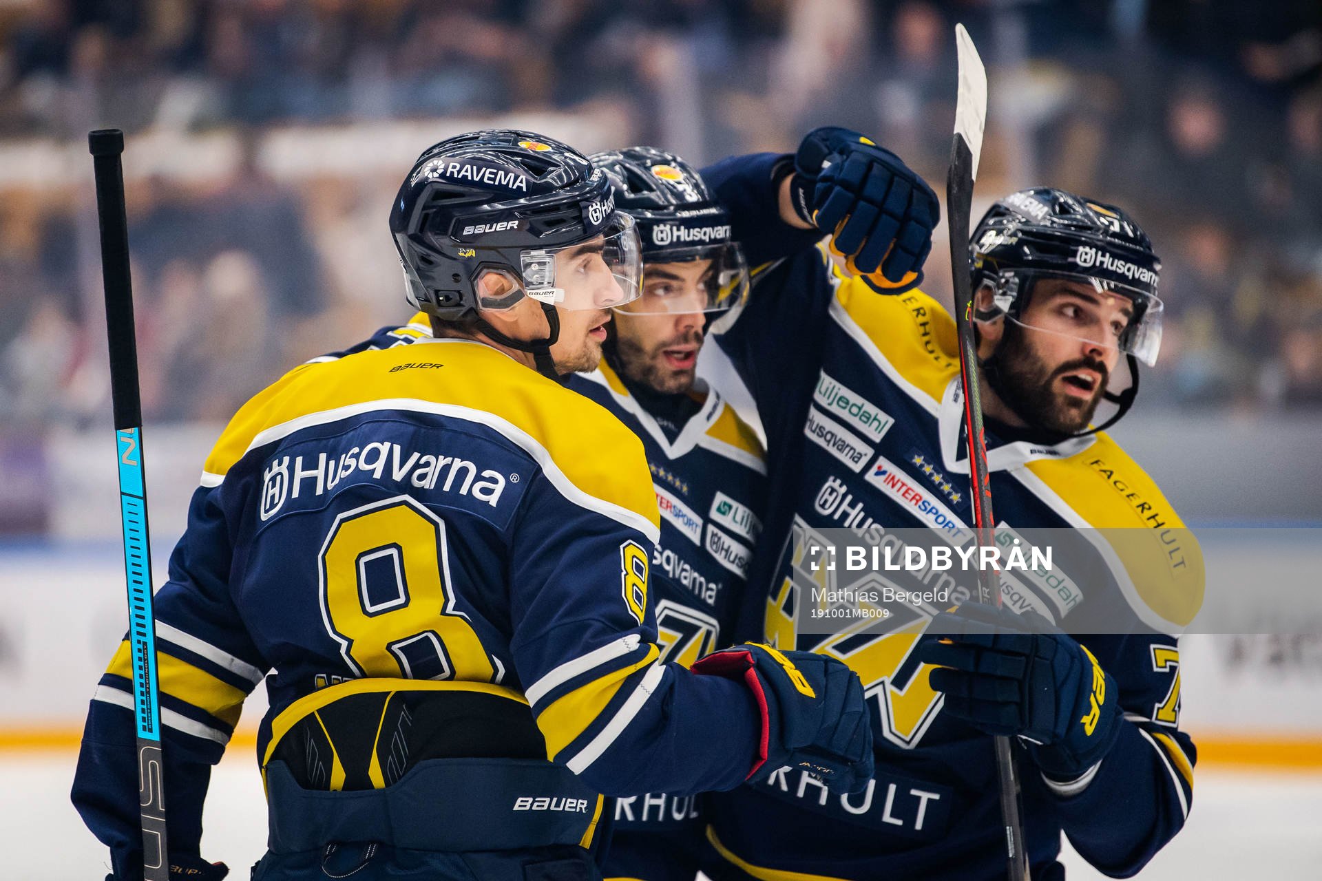 s Nils Andersson jublar med lagkamrater