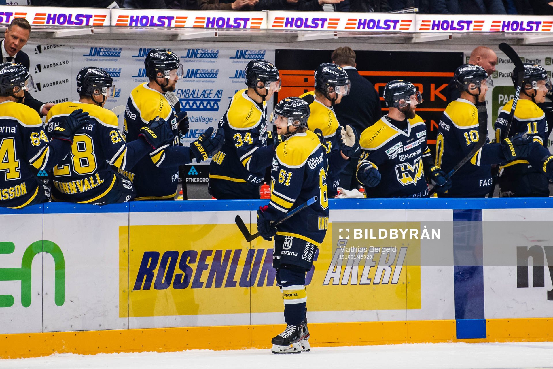 s Juuso Ikonen jublar