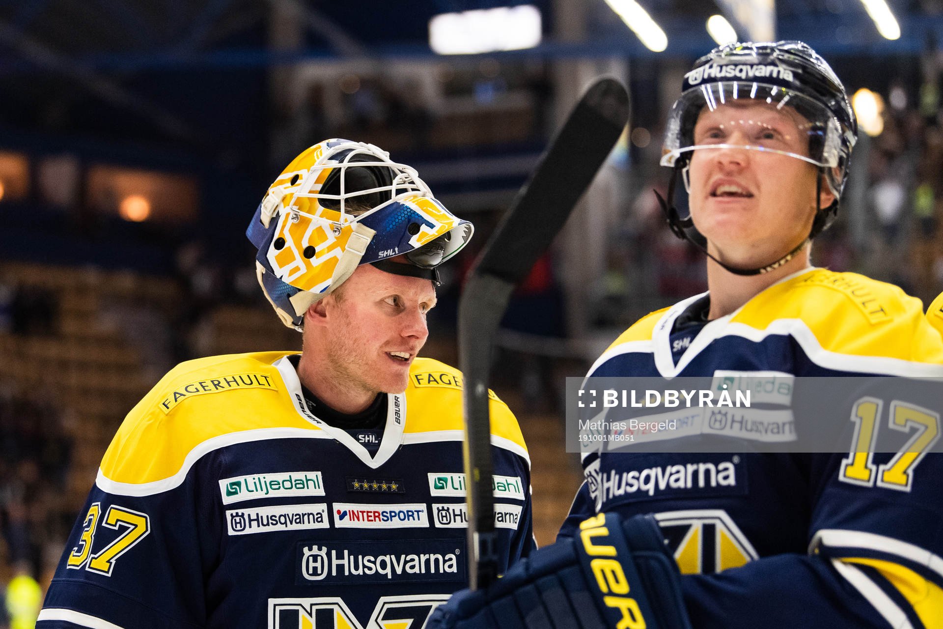 s målvakt Jonas Gunnarsson och Emil Johansson jublar