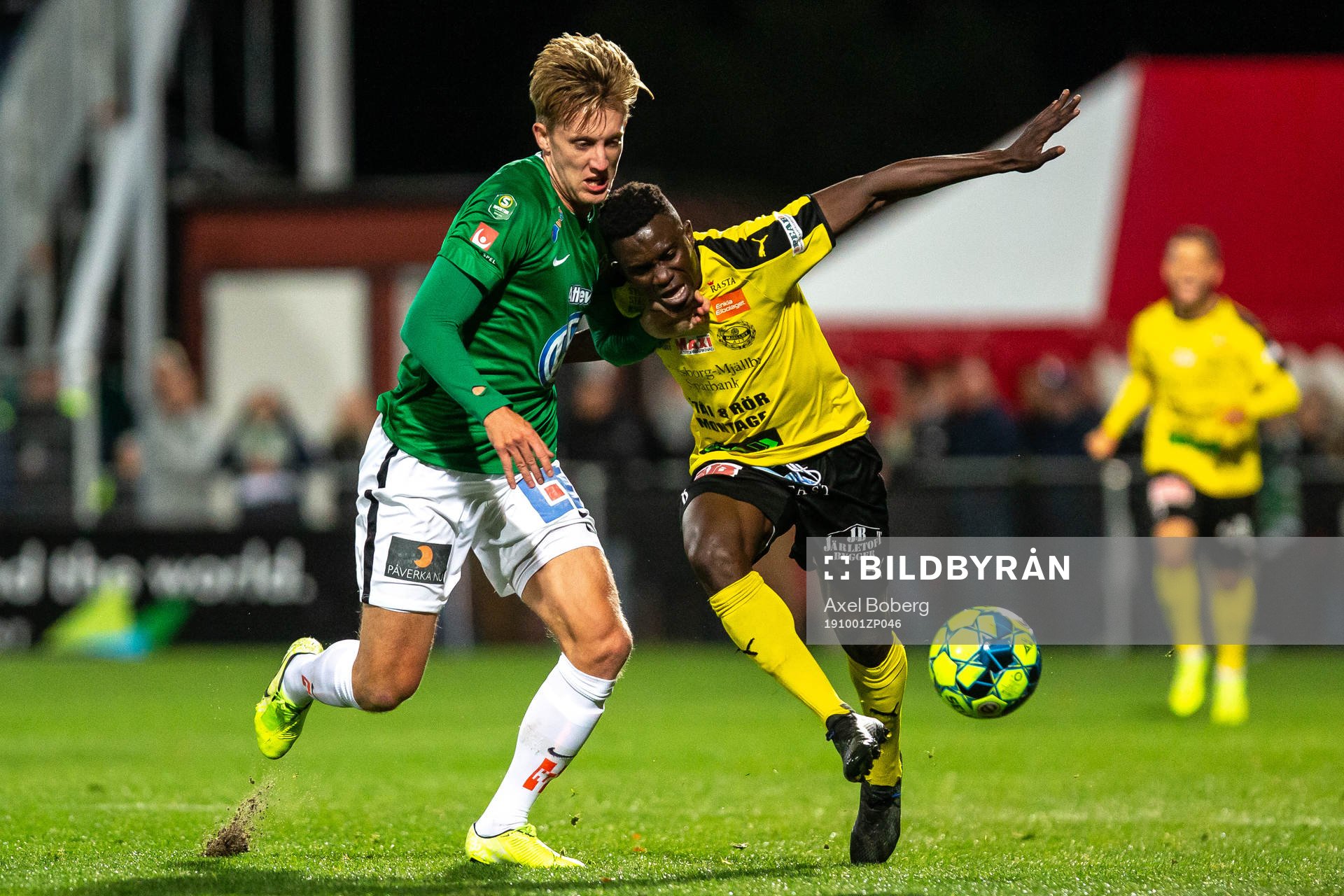 Jönköpings Jesper Svensson och Mjällbys Bubacarr Jobe