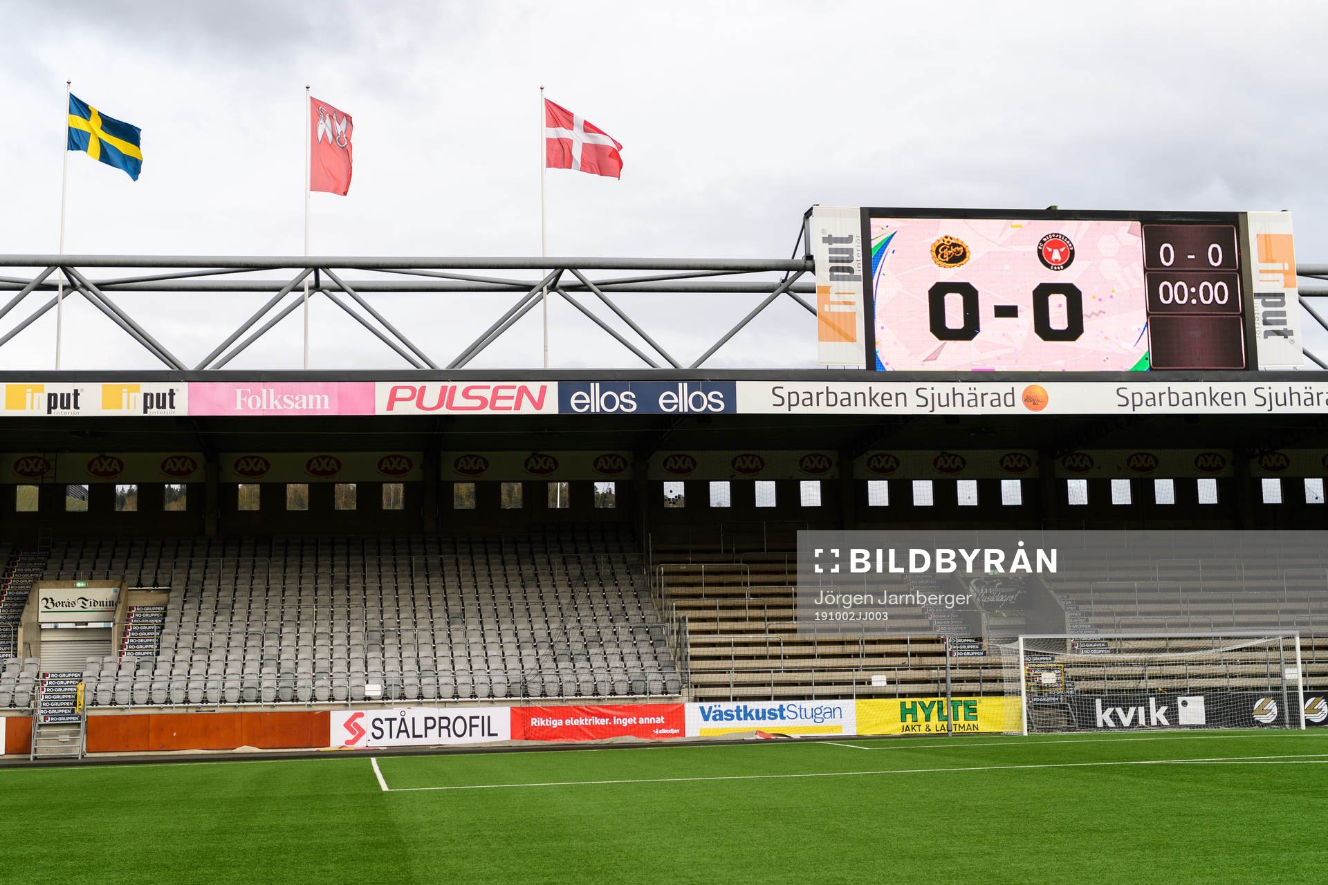 Sveriges och Danmarks flagga vajar på Borås arena