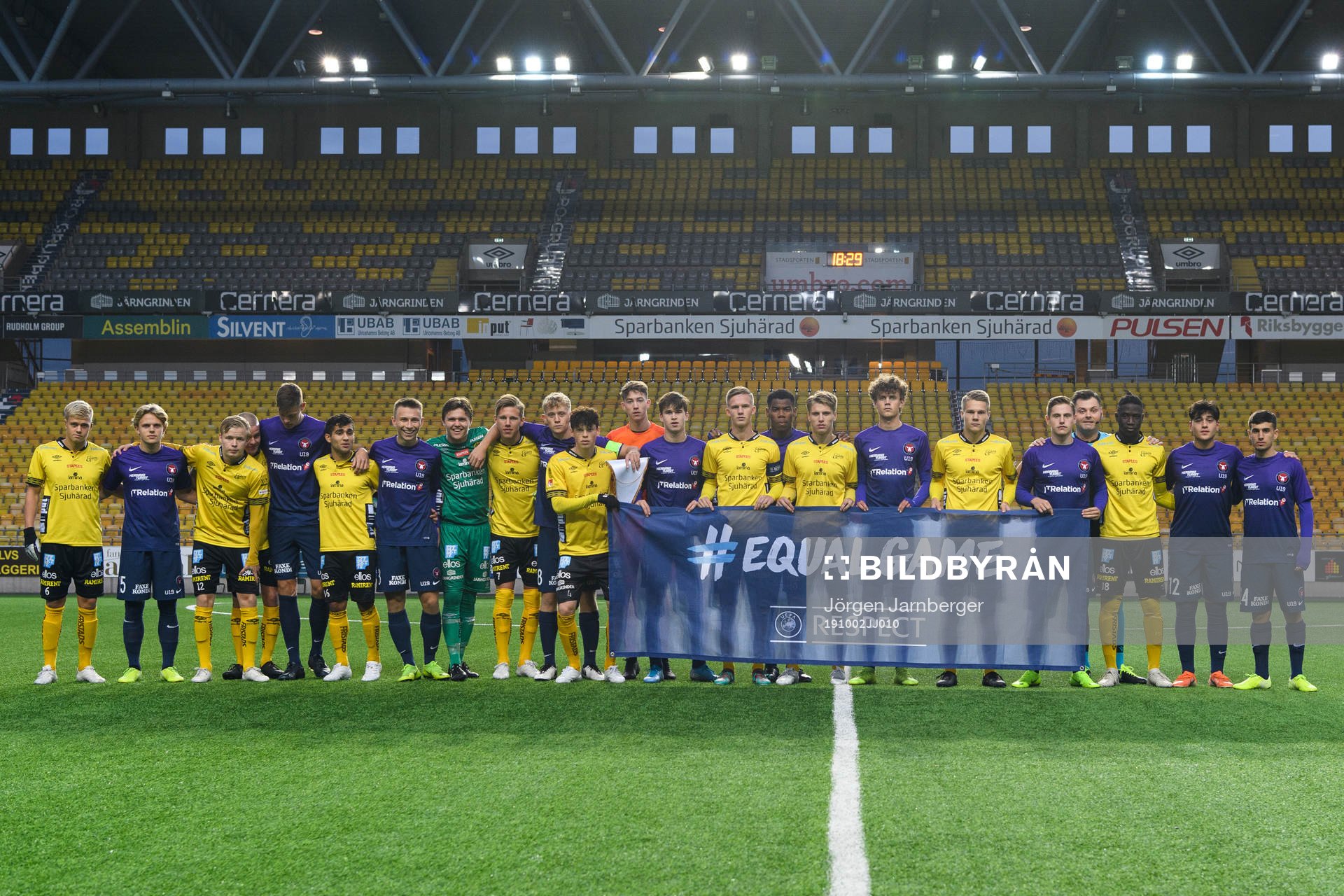 Spelare ur båda lagen och domare samlas bakom UEFA #equalgame och Respect under fotbollsmatchen i UEFA youth league mellan Elfsborg - Midtjylland den 2 oktober 2019 i Borås.