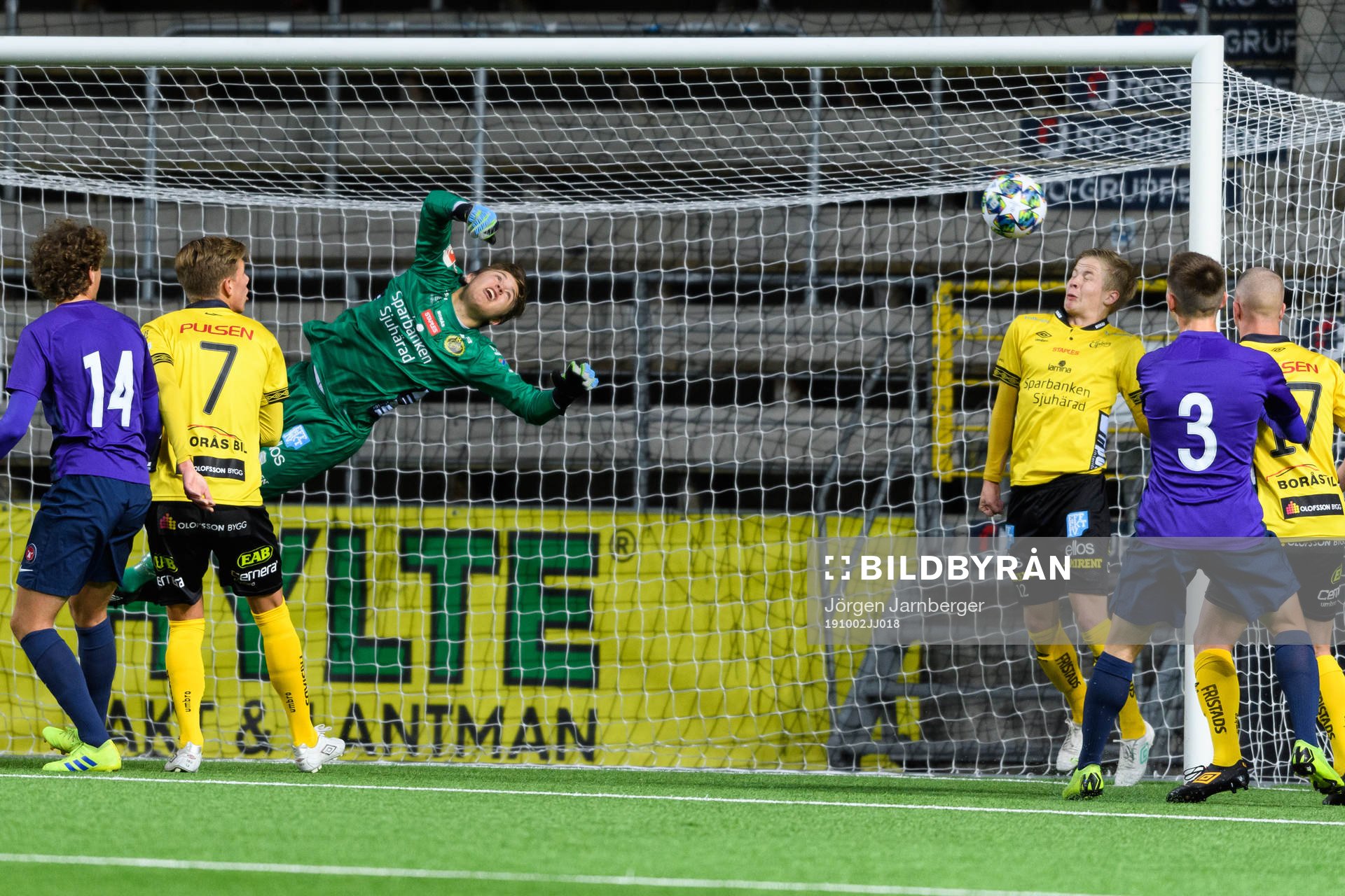 Elfsborgs målvakt Sebastian Jonsson ser bollen gå i mål