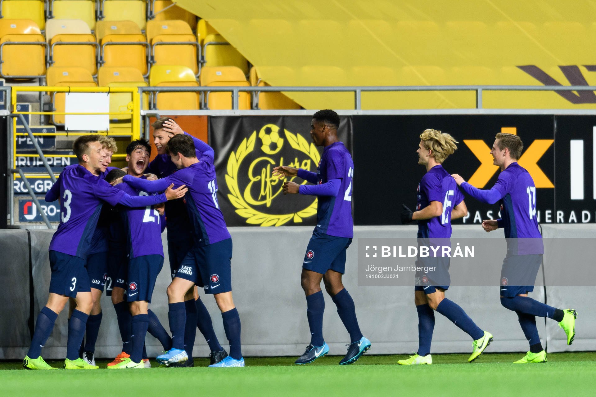 Midtjyllands Aral Simsir hyllas av lagkamraterna efter 0-1 under fotbollsmatchen i UEFA youth league mellan Elfsborg och Midtjylland den 2 oktober 2019 i Borås.