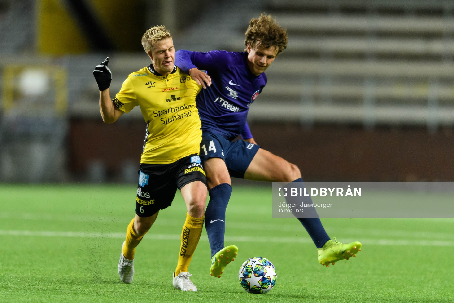 Elfsborgs Kevin Holmén och Midtjyllands Nicolas Madsen