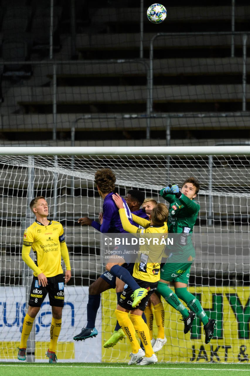 Elfsborgs målvakt Sebastian Jonsson boxar undan bollen