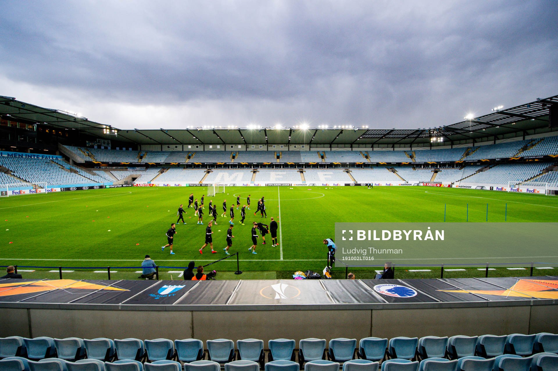 Players warm up