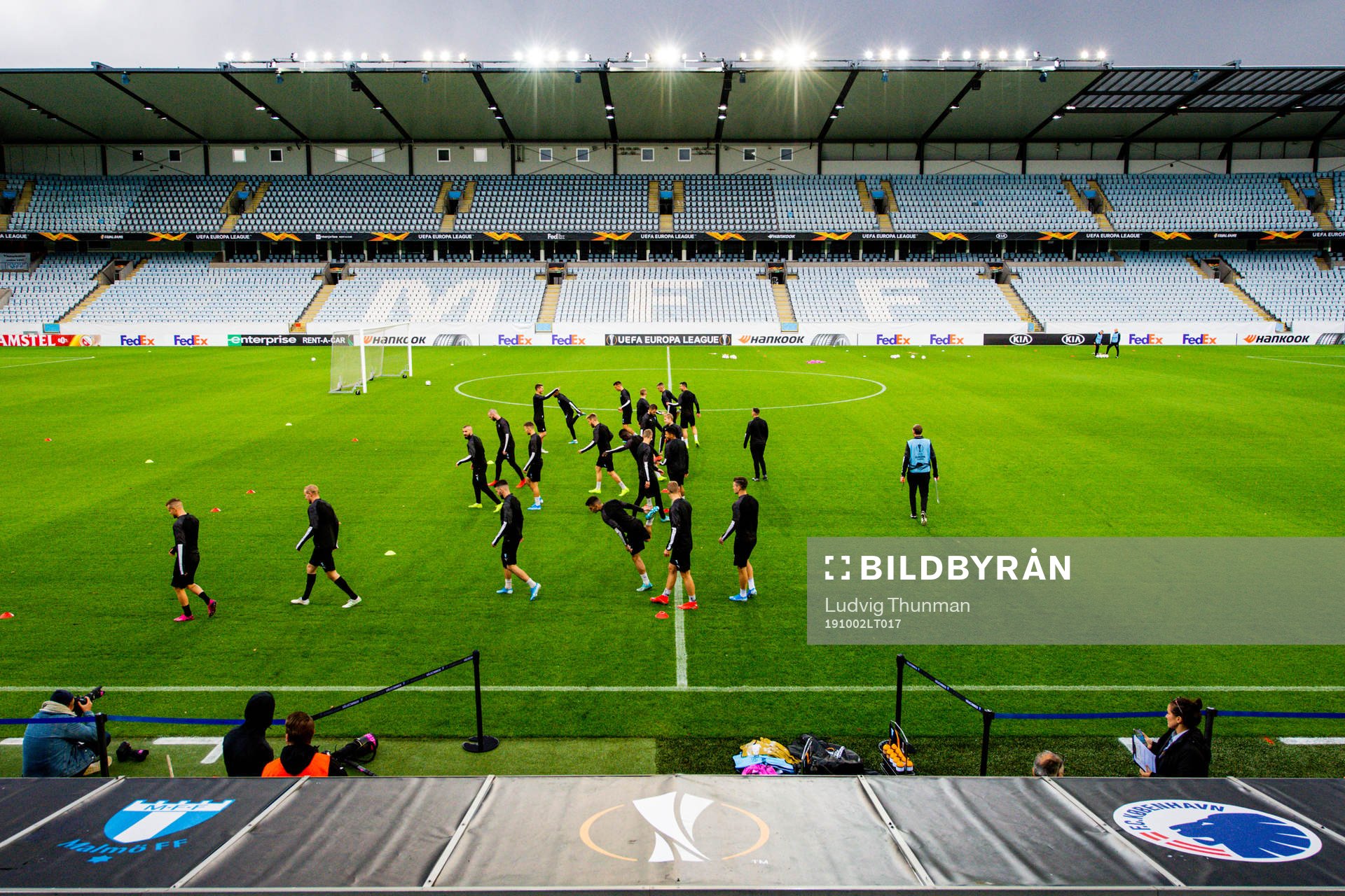Players warm up
