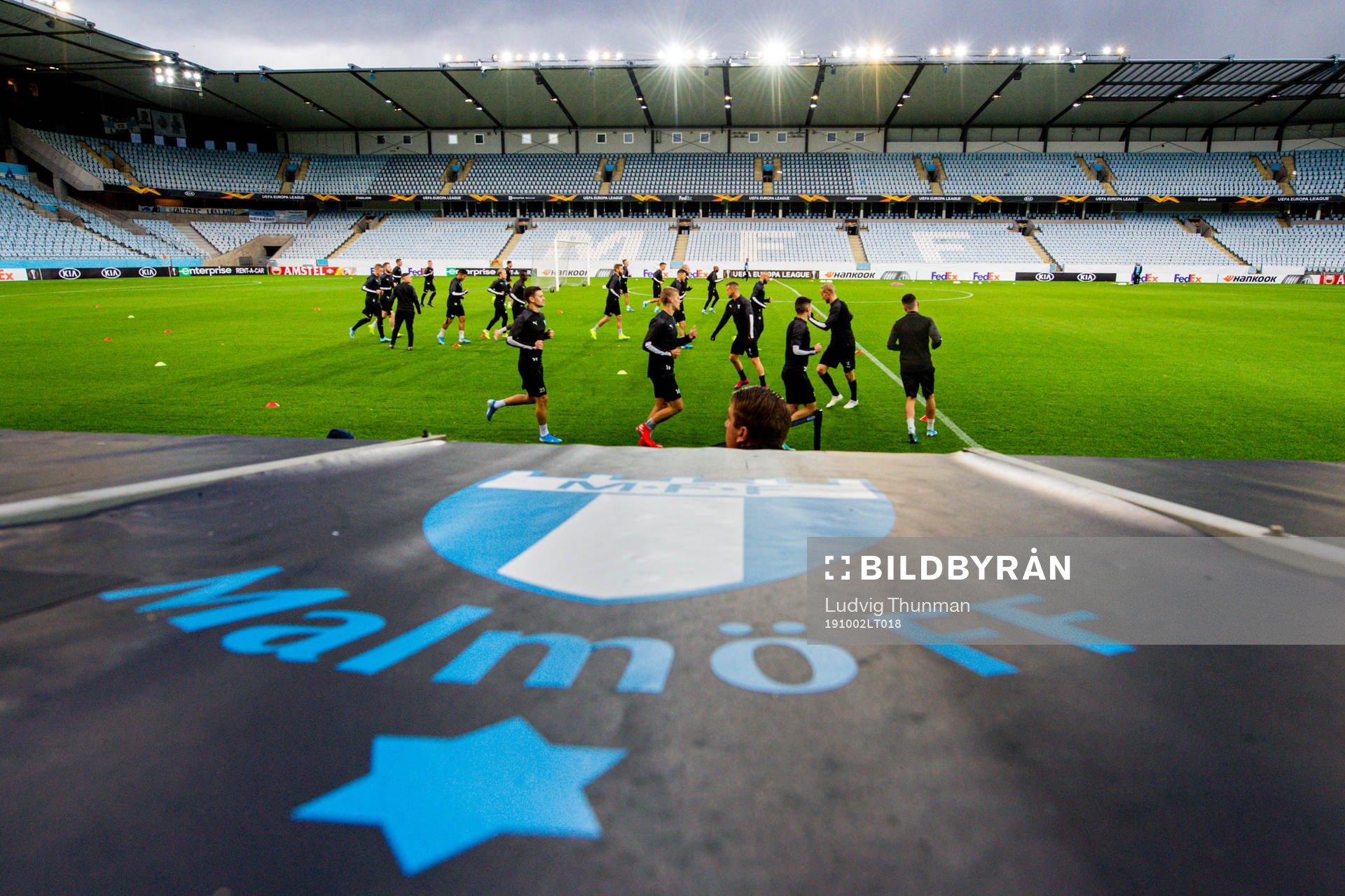 Players warm up