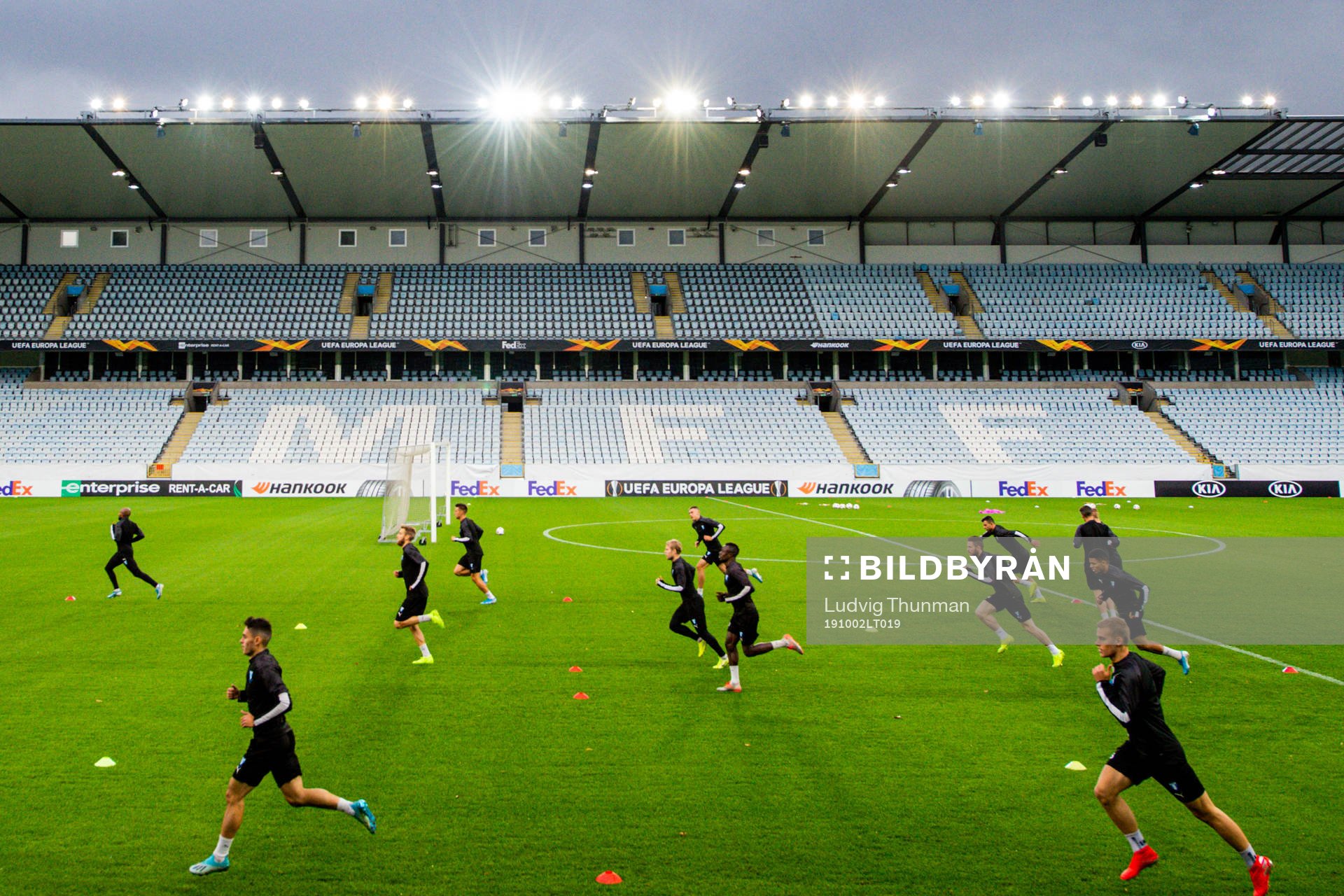 Players warm up
