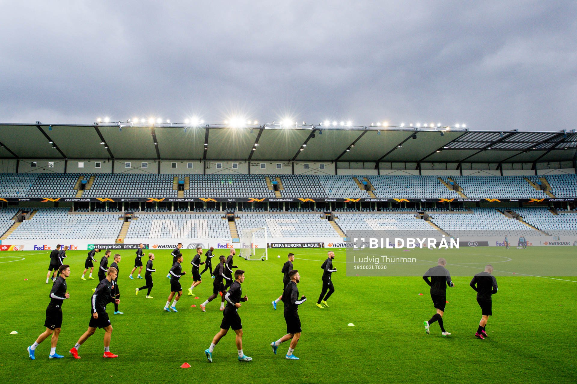 Players warm up