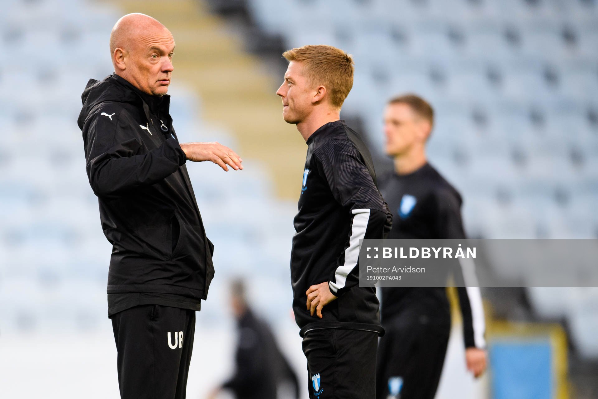 Uwe Rösler, head coach speaks with Anders Christiansen of