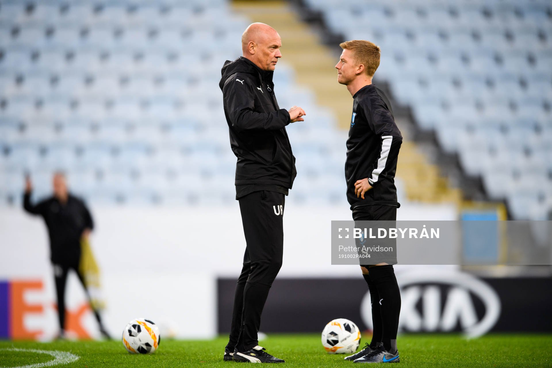 Uwe Rösler, head coach speaks with Anders Christiansen of