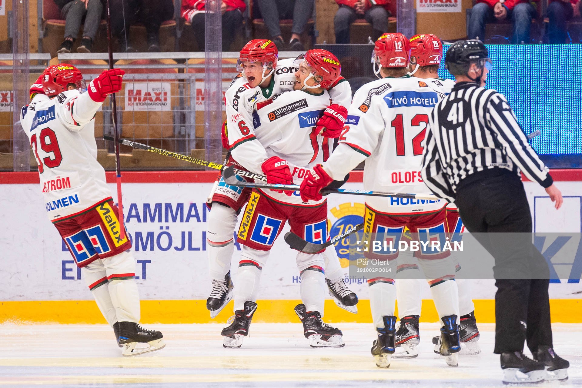 Modos Mattias Norlinder jublar med lagkamrater